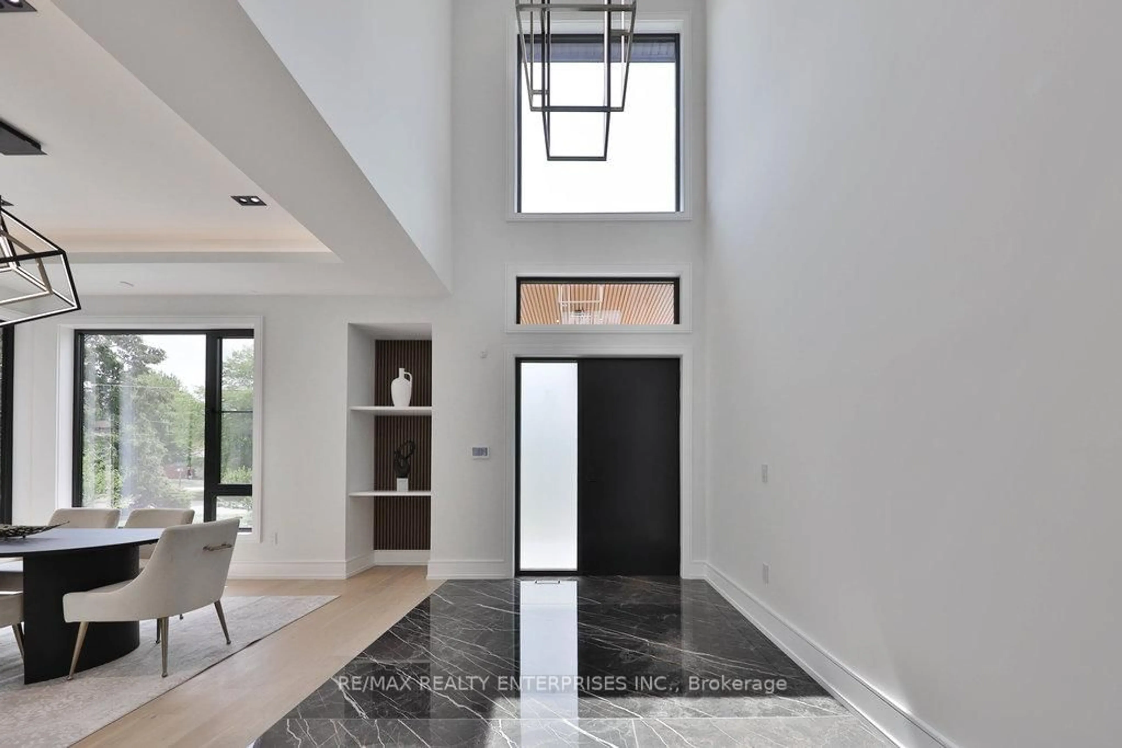 Indoor entryway for 1349 Melton Dr, Mississauga Ontario L4Y 1L6