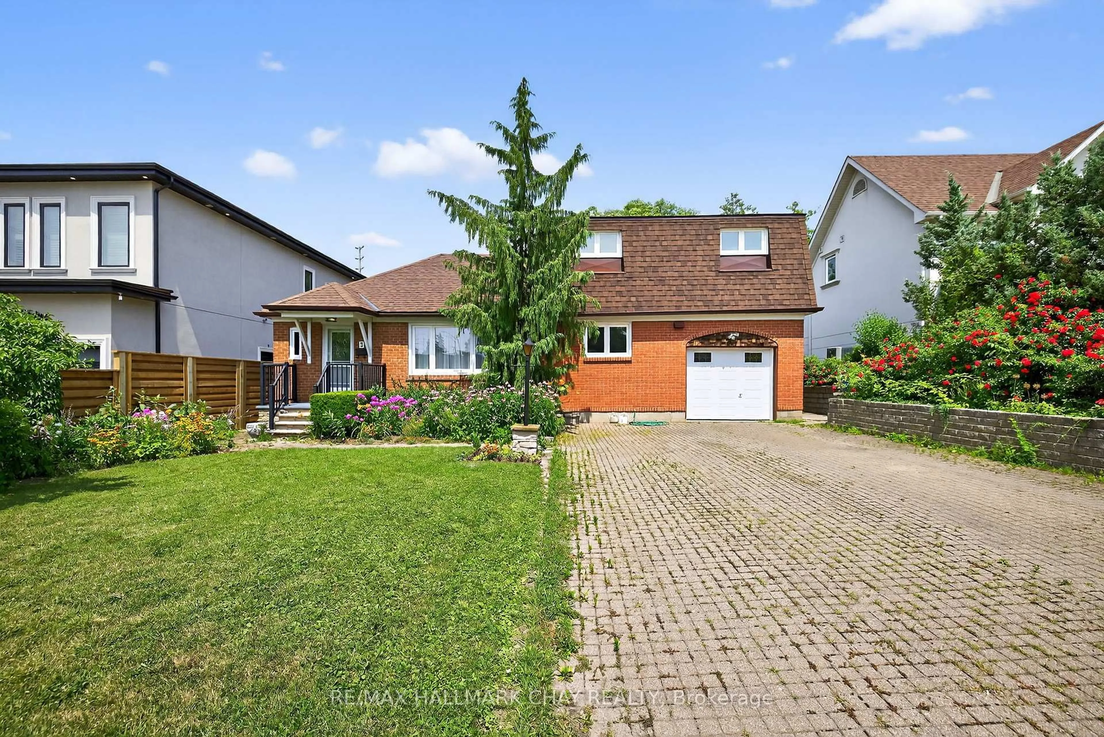 A pic from outside/outdoor area/front of a property/back of a property/a pic from drone, street for 3 Brookside Dr, Mississauga Ontario L5M 1H2