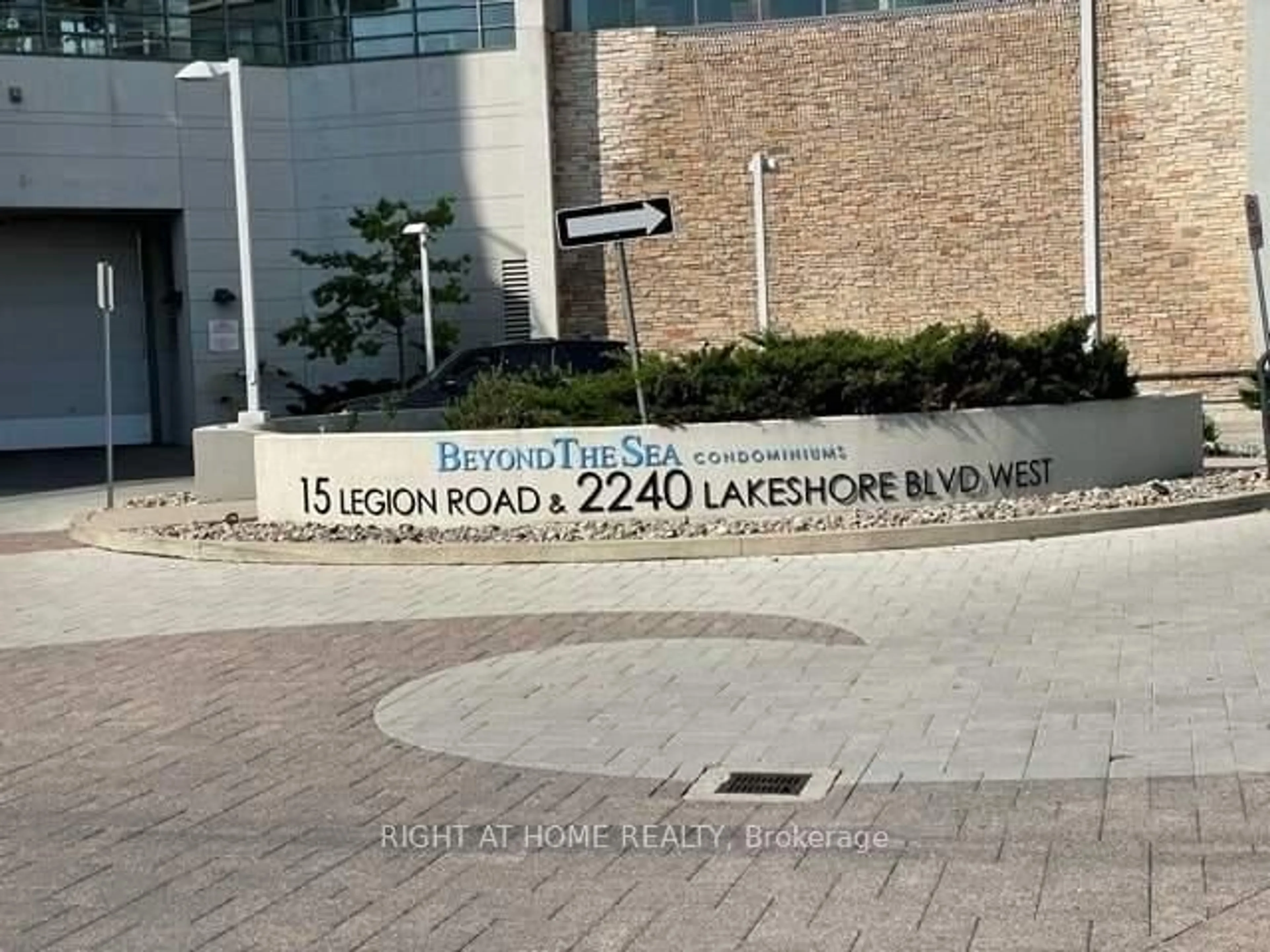 Indoor foyer for 2240 Lakeshore Blvd #2707, Toronto Ontario M8V 0B1