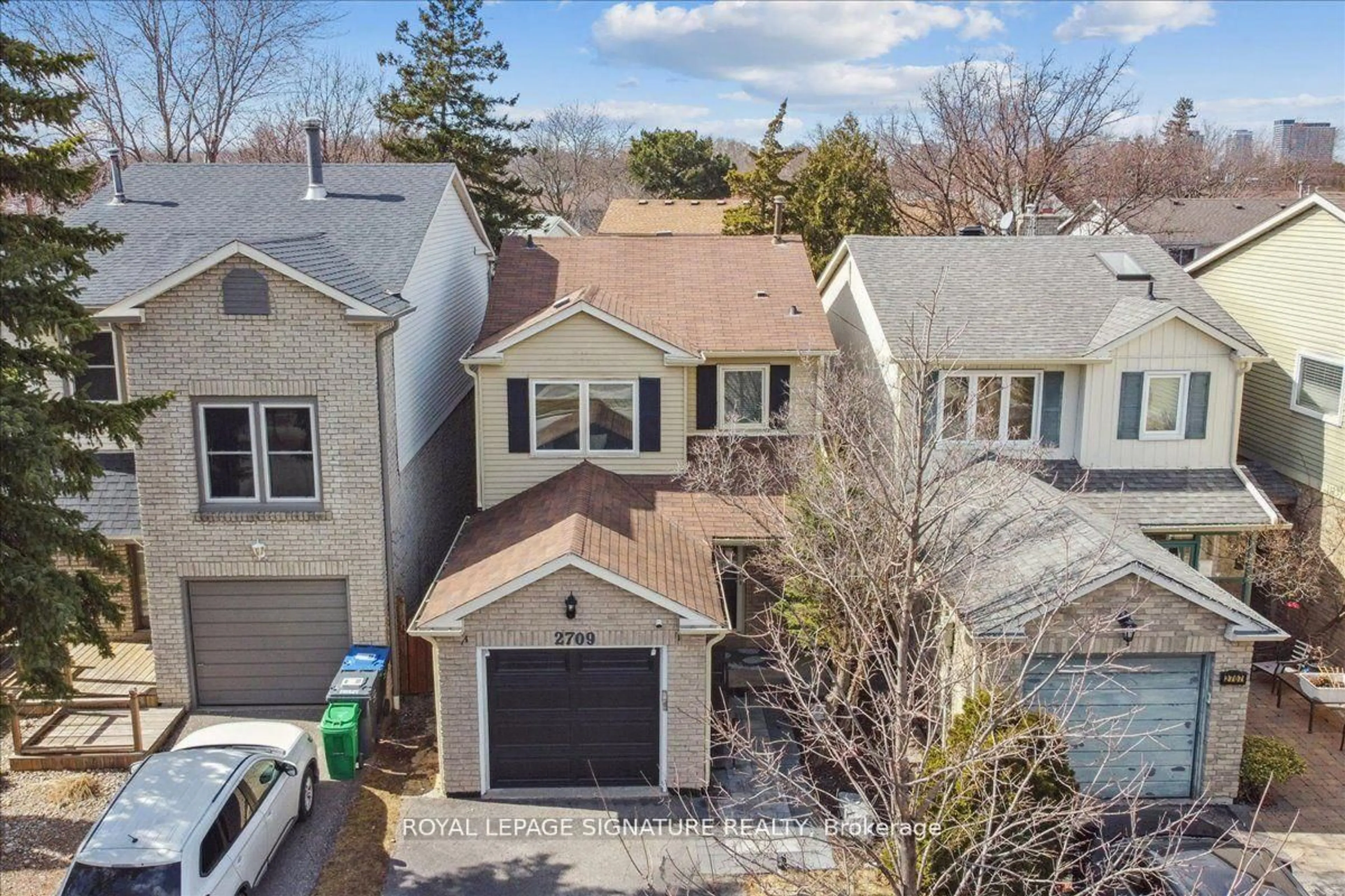 A pic from outside/outdoor area/front of a property/back of a property/a pic from drone, street for 2709 Romark Mews, Mississauga Ontario L5L 2Z4