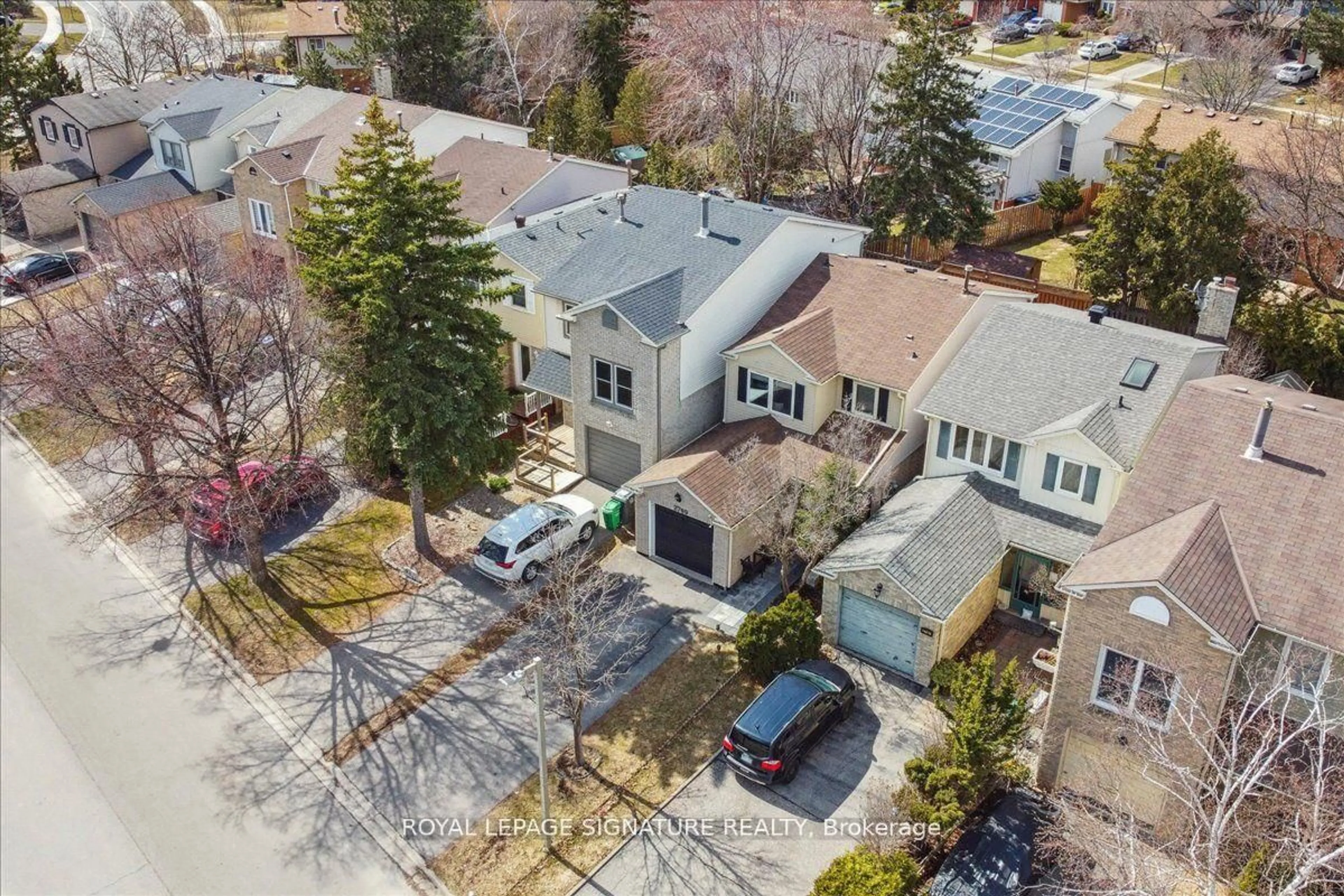 A pic from outside/outdoor area/front of a property/back of a property/a pic from drone, street for 2709 Romark Mews, Mississauga Ontario L5L 2Z4
