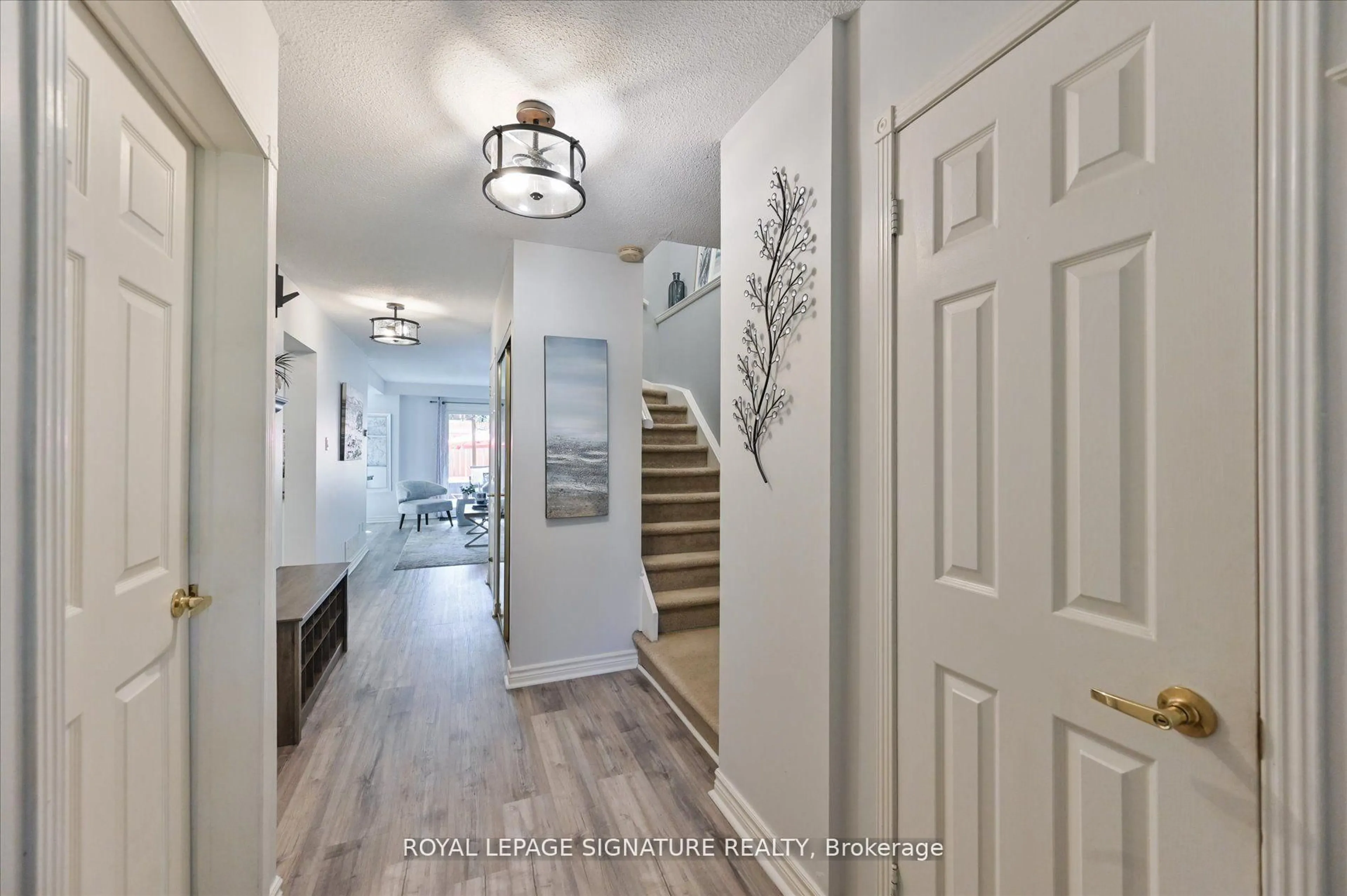 Indoor entryway for 2709 Romark Mews, Mississauga Ontario L5L 2Z4