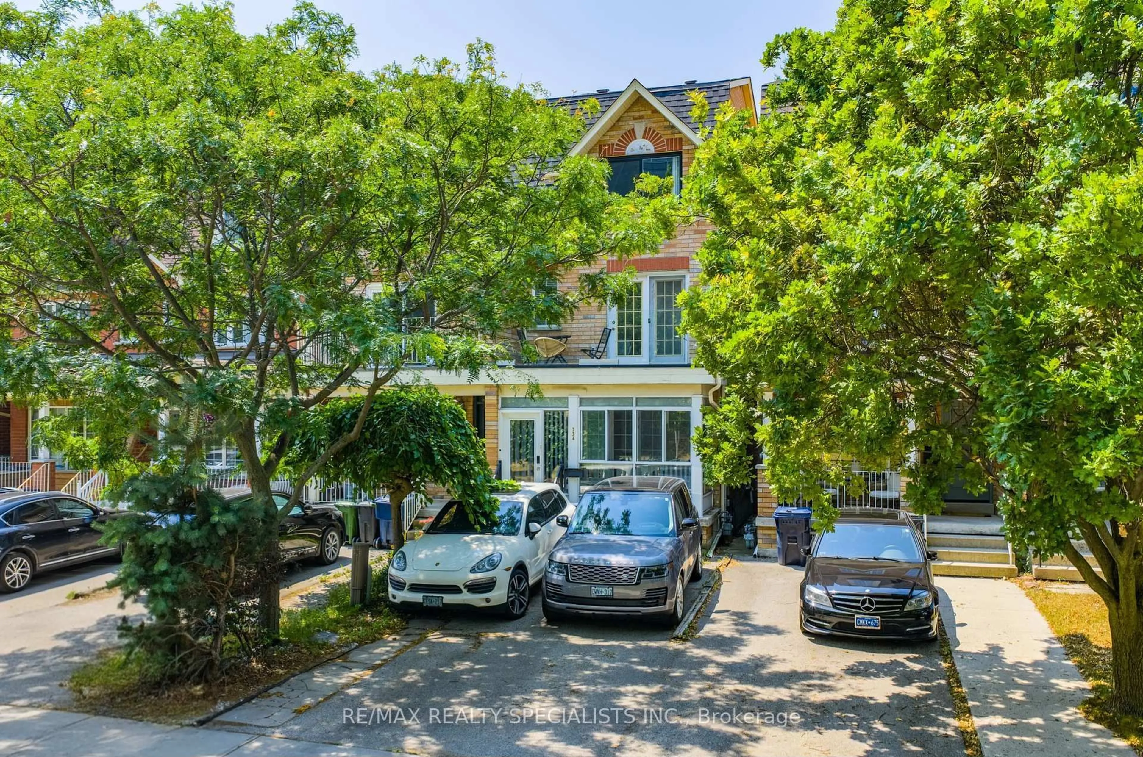 A pic from outside/outdoor area/front of a property/back of a property/a pic from drone, street for 134 Rankin Cres, Toronto Ontario M6P 4G6