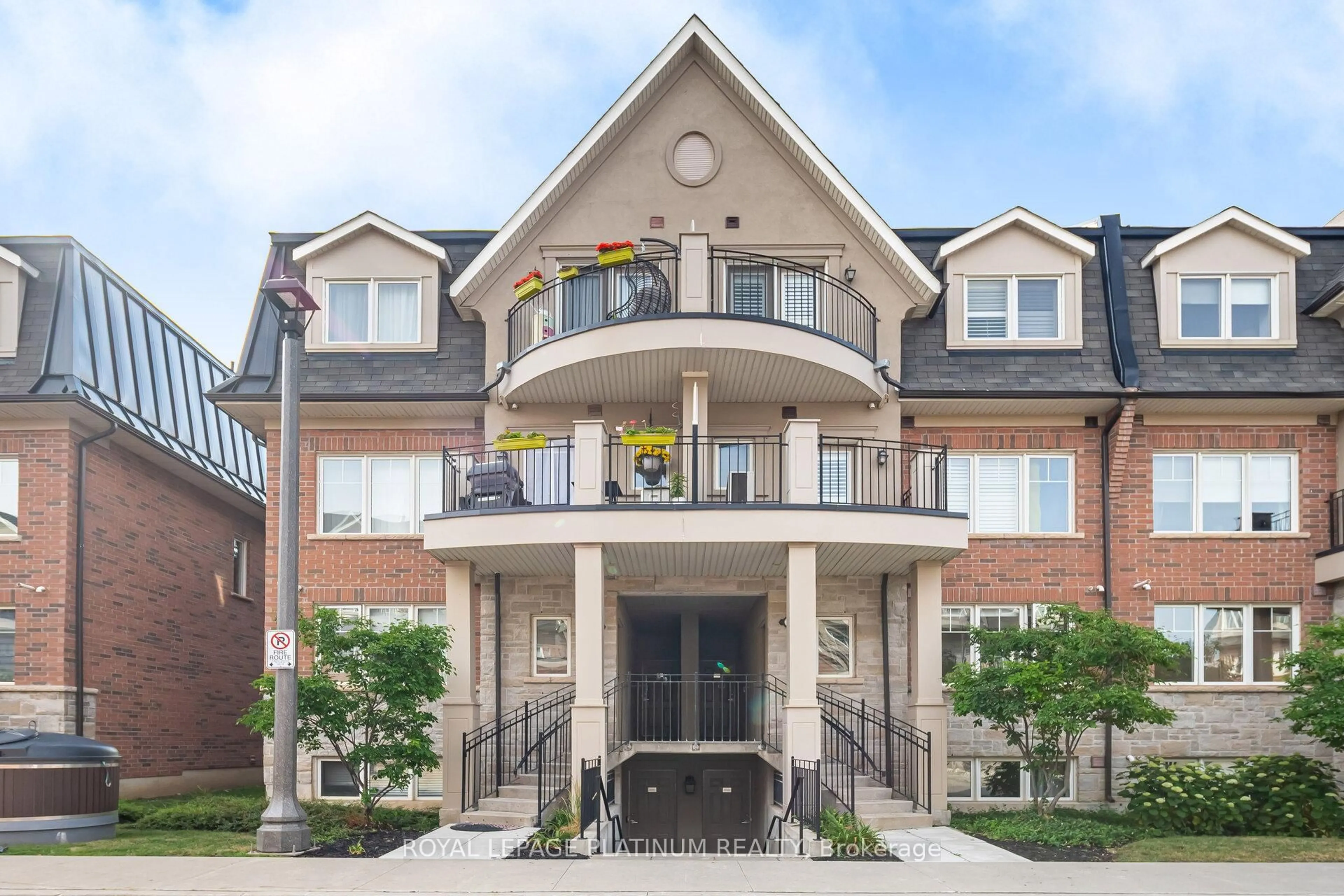 Home with brick exterior material, unknown for 2420 Baronwood Dr #9-01, Oakville Ontario L6M 0X6