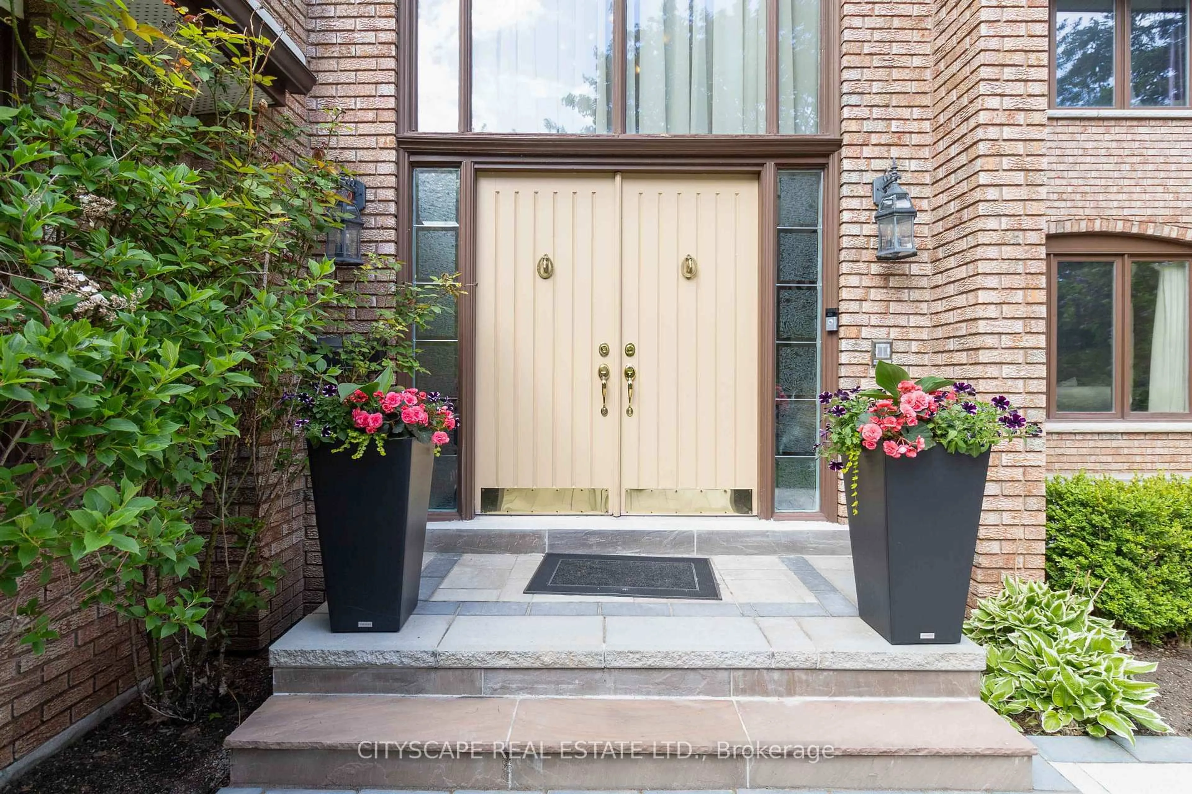 Indoor entryway for 1836 Friar Tuck Crt, Mississauga Ontario L5K 2L4