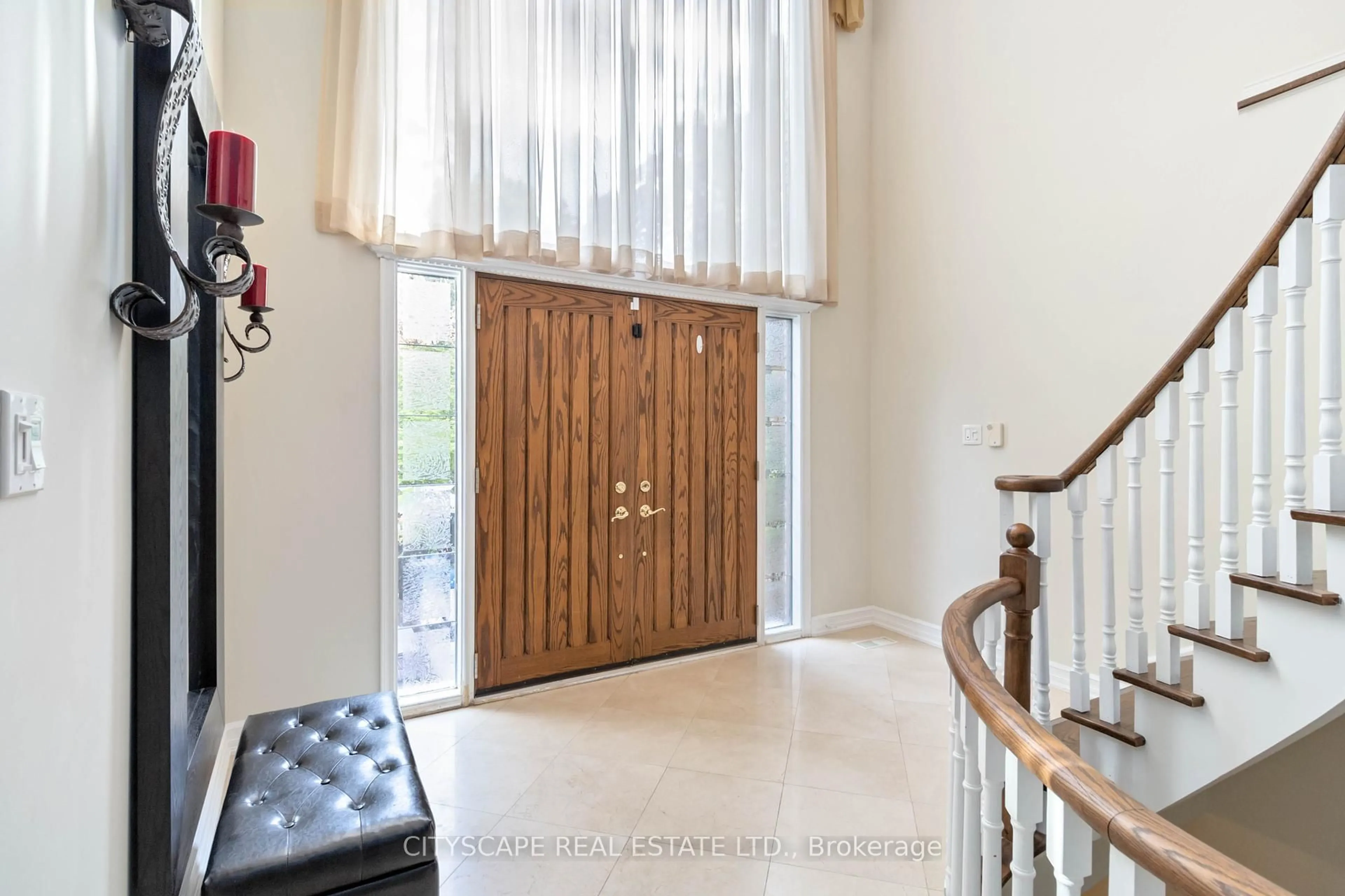 Indoor entryway for 1836 Friar Tuck Crt, Mississauga Ontario L5K 2L4