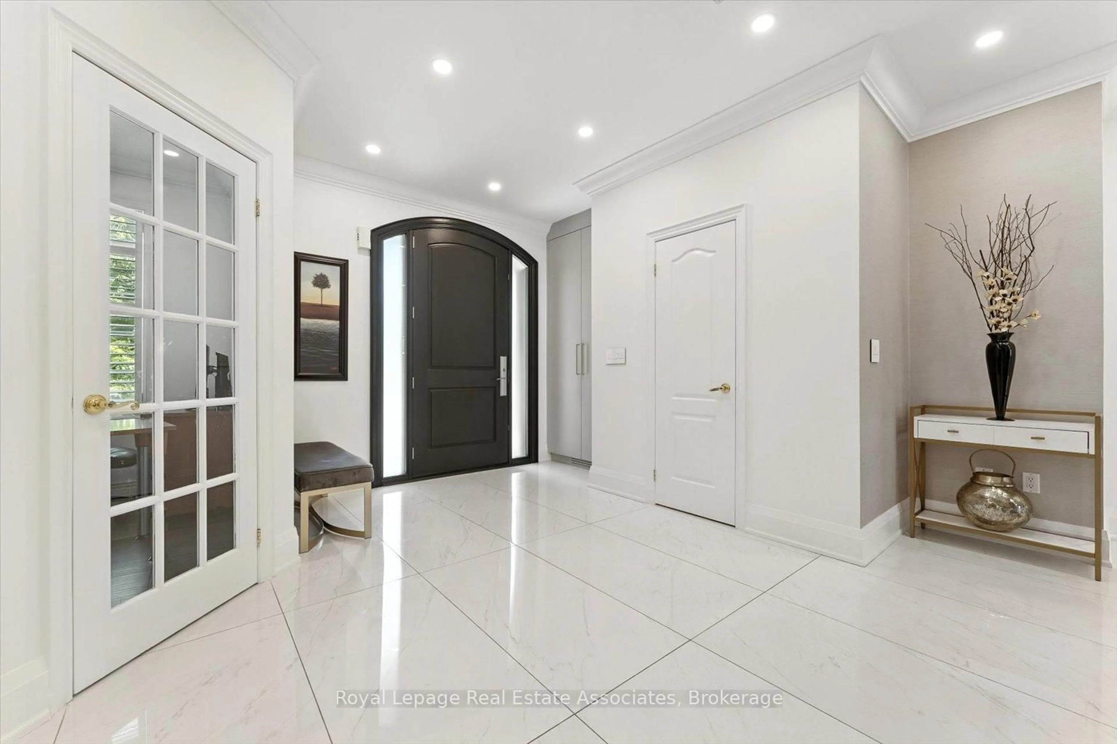 Indoor entryway for 27 Grouse Lane, Brampton Ontario L6Y 5K9