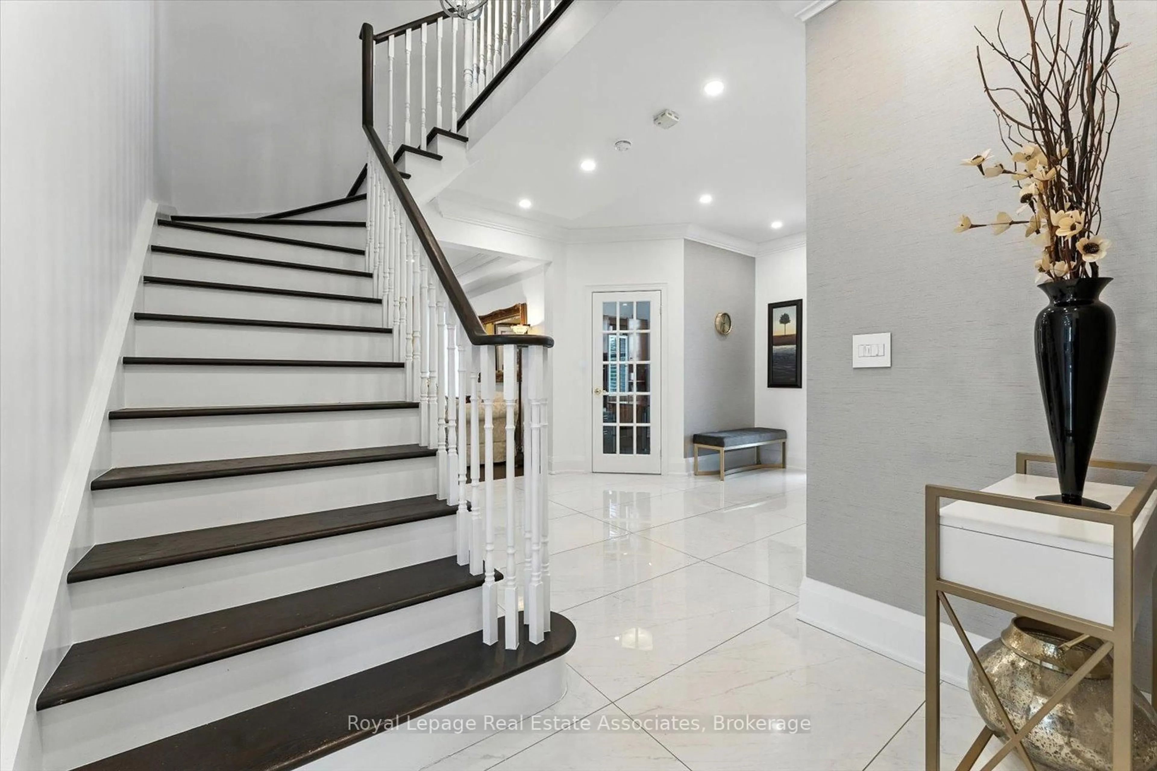 Indoor foyer for 27 Grouse Lane, Brampton Ontario L6Y 5K9