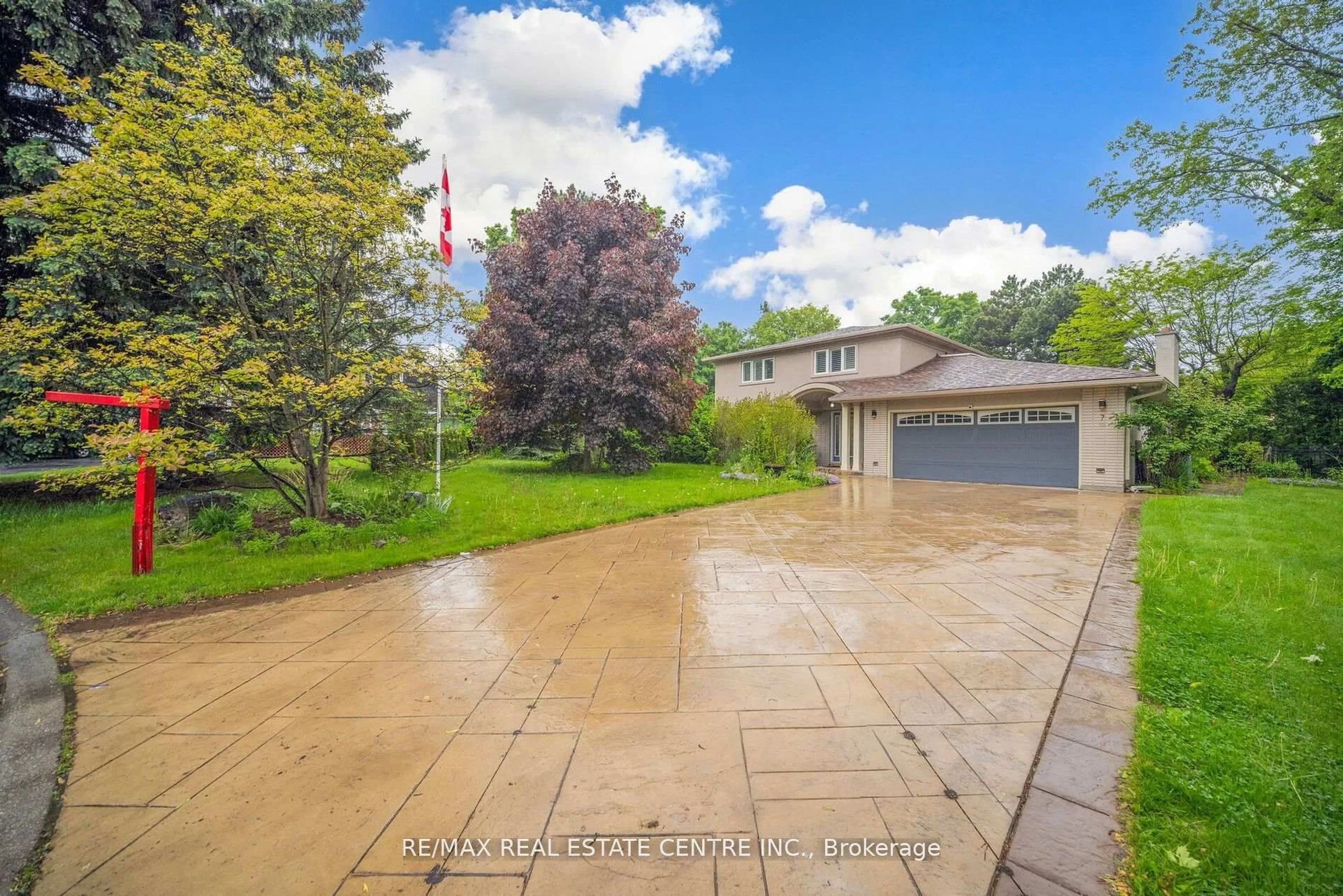 A pic from outside/outdoor area/front of a property/back of a property/a pic from drone, water/lake/river/ocean view for 7 Heather Pl, Brampton Ontario L6S 1E7