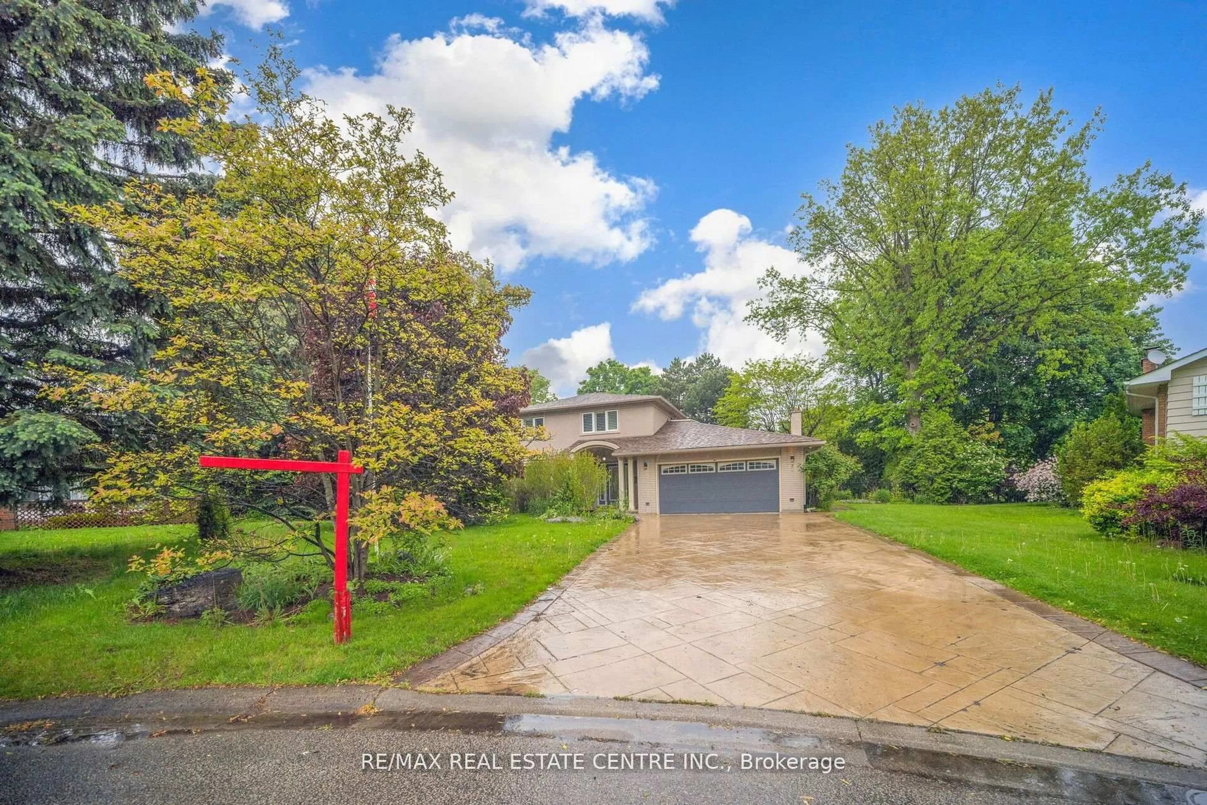 A pic from outside/outdoor area/front of a property/back of a property/a pic from drone, street for 7 Heather Pl, Brampton Ontario L6S 1E7