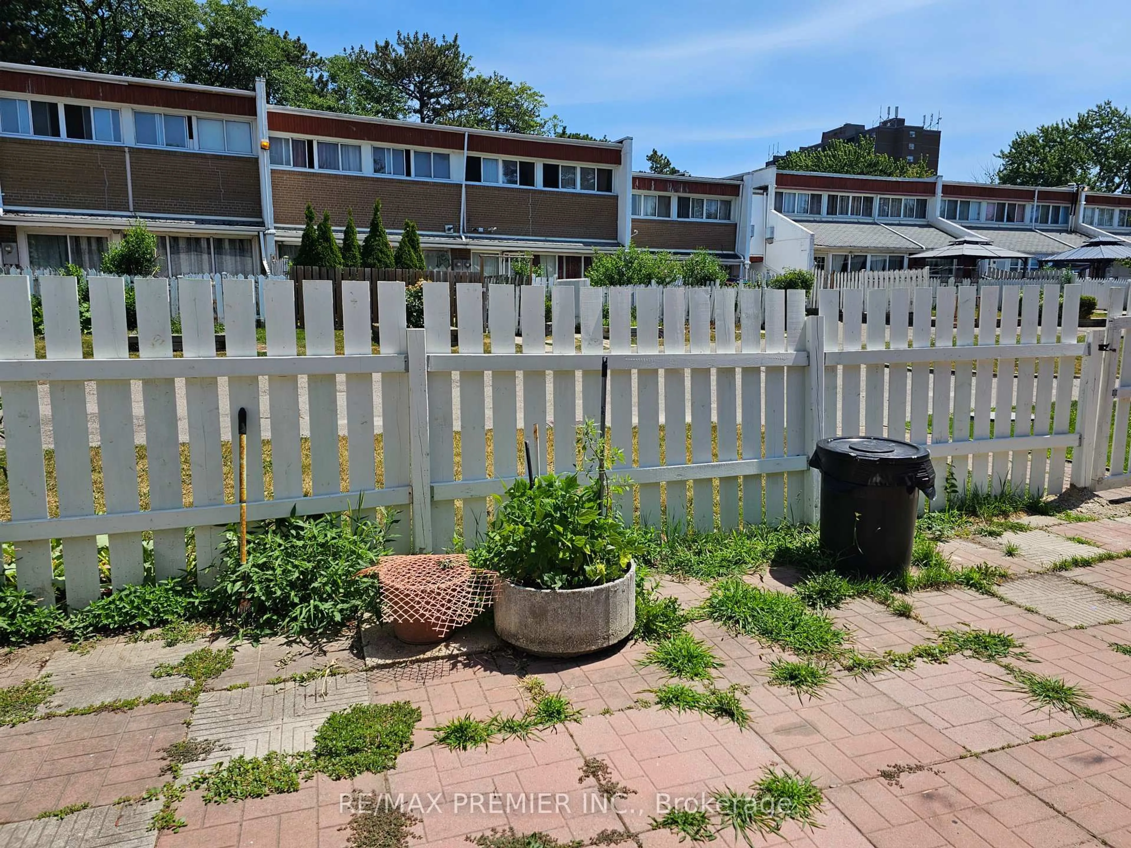 A pic from outside/outdoor area/front of a property/back of a property/a pic from drone, street for 2901 Jane St #Unit 15, Toronto Ontario M3N 2J8