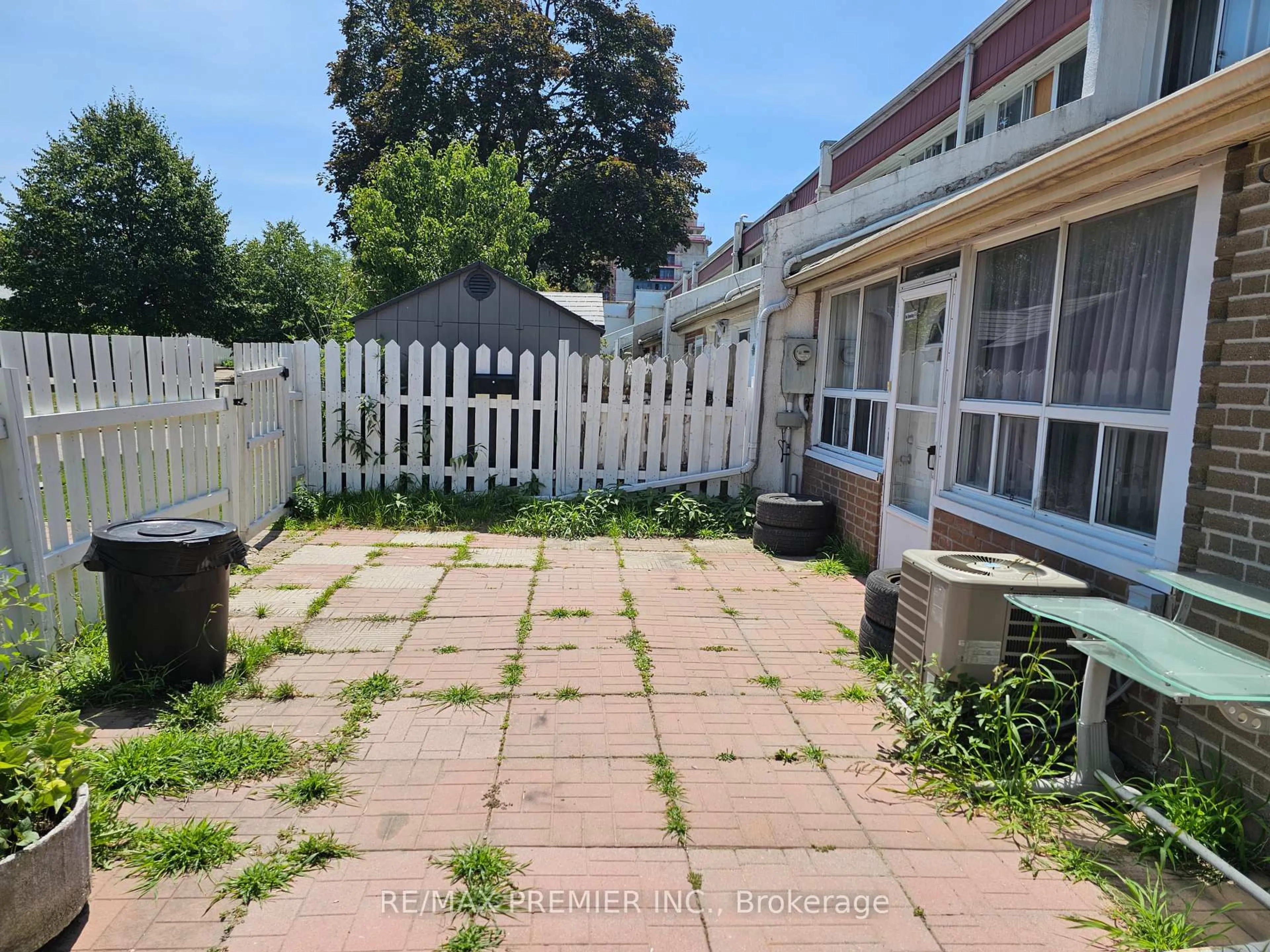 A pic from outside/outdoor area/front of a property/back of a property/a pic from drone, street for 2901 Jane St #Unit 15, Toronto Ontario M3N 2J8