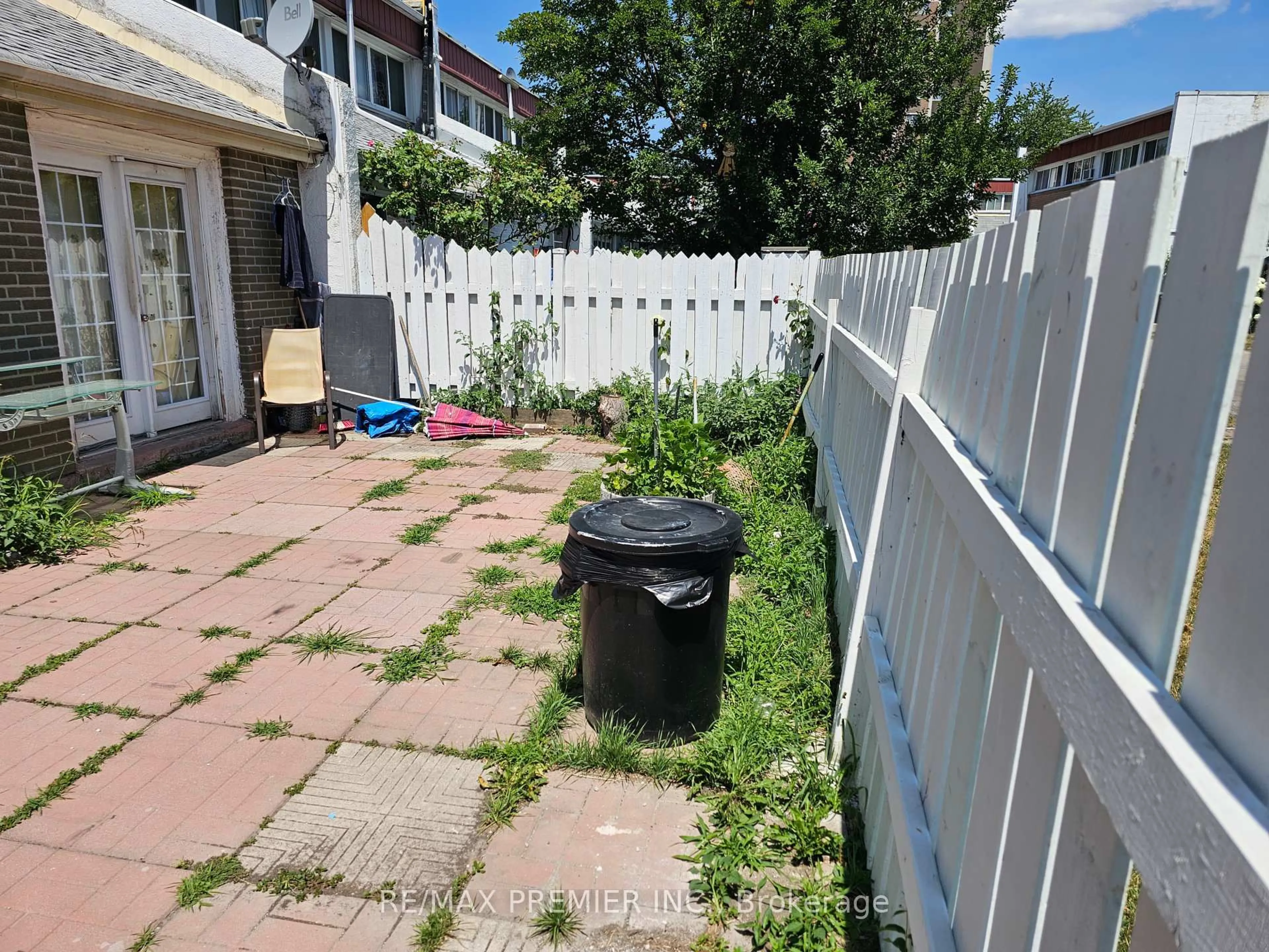 A pic from outside/outdoor area/front of a property/back of a property/a pic from drone, street for 2901 Jane St #Unit 15, Toronto Ontario M3N 2J8