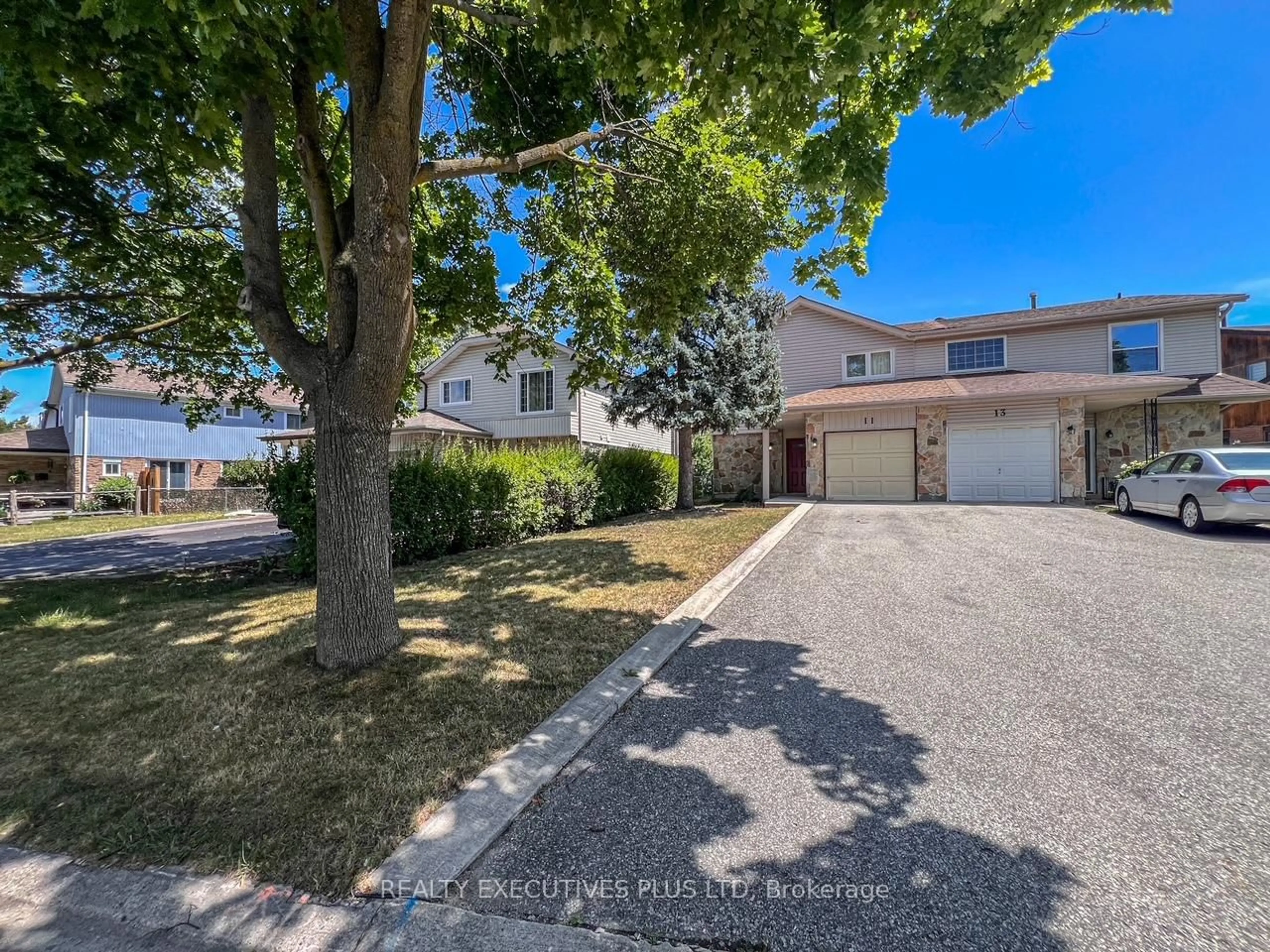 A pic from outside/outdoor area/front of a property/back of a property/a pic from drone, street for 11 Lacewood Cres, Brampton Ontario L6S 3K3