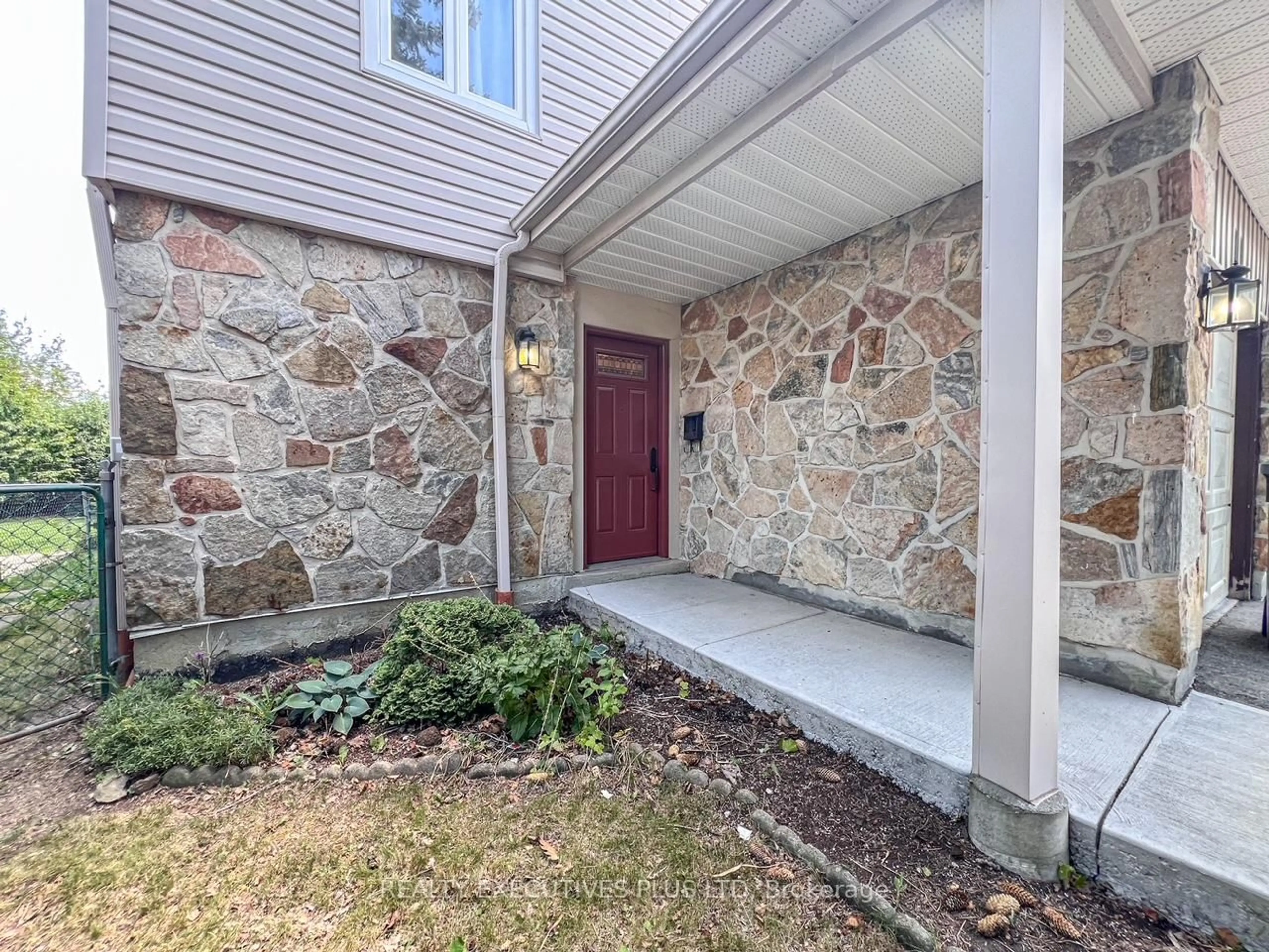 Indoor entryway for 11 Lacewood Cres, Brampton Ontario L6S 3K3