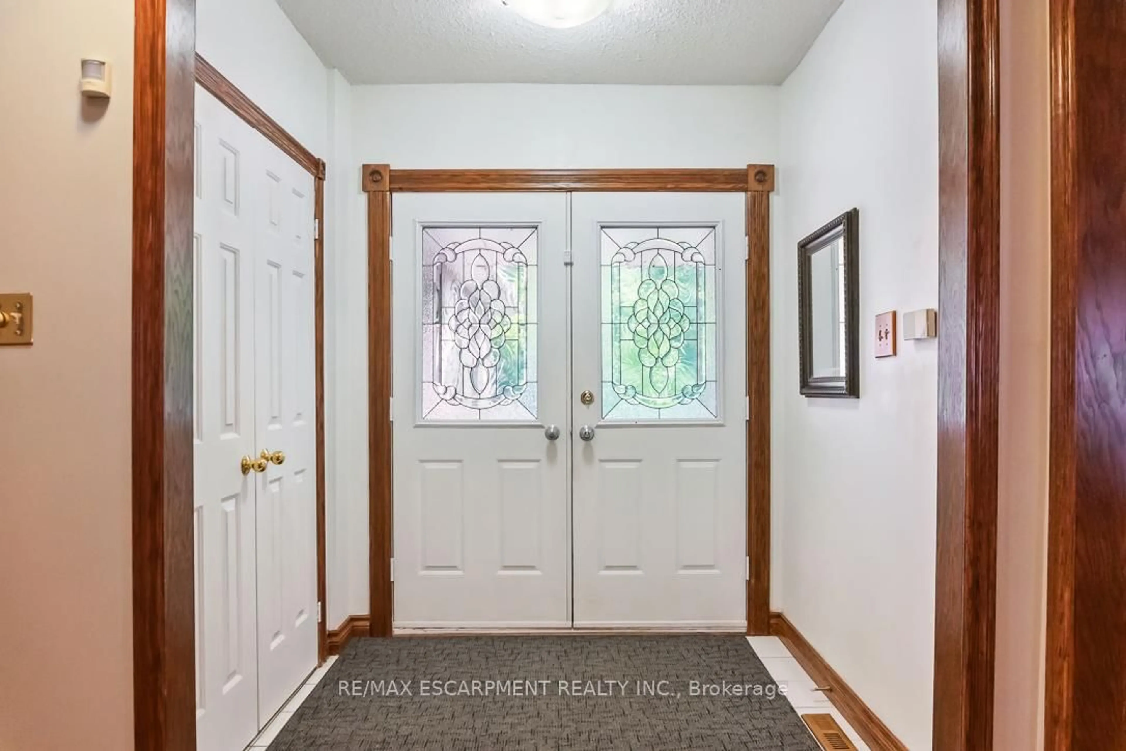 Indoor entryway for 411 Freeman Cres, Oakville Ontario L6H 4R4