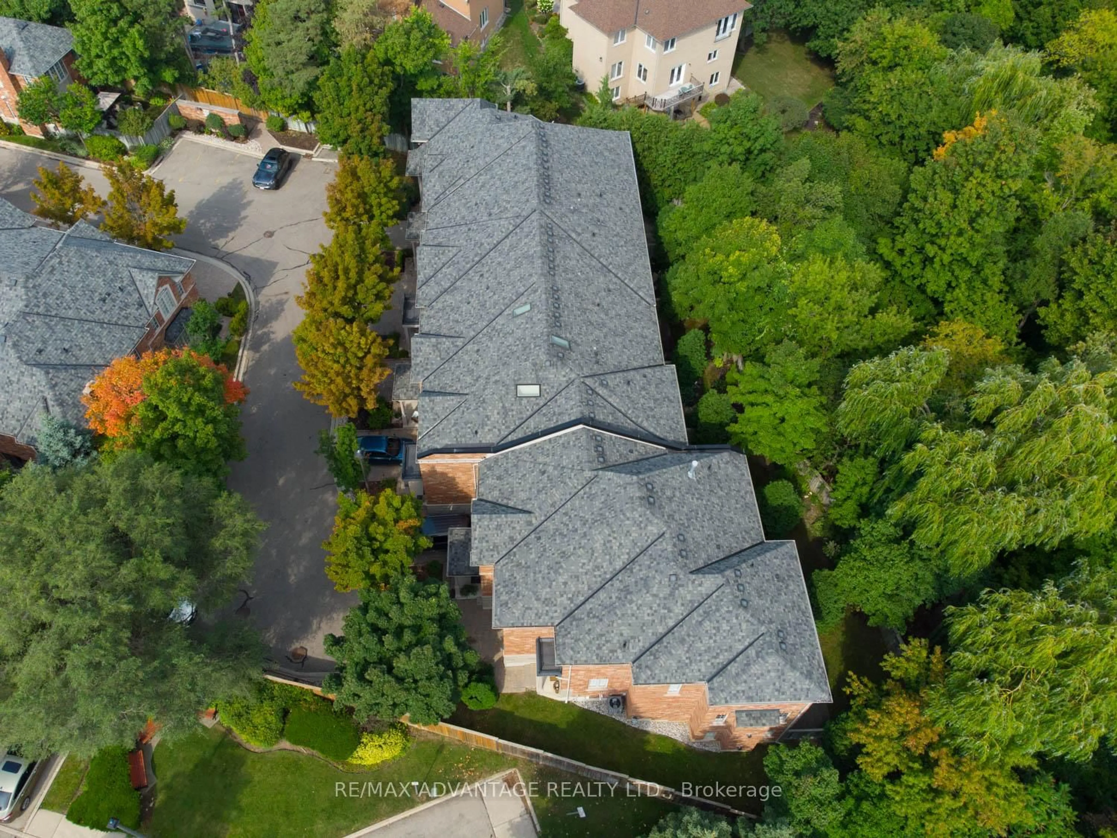 A pic from outside/outdoor area/front of a property/back of a property/a pic from drone, street for 2401 Fifth Line #27, Mississauga Ontario L5K 1V9