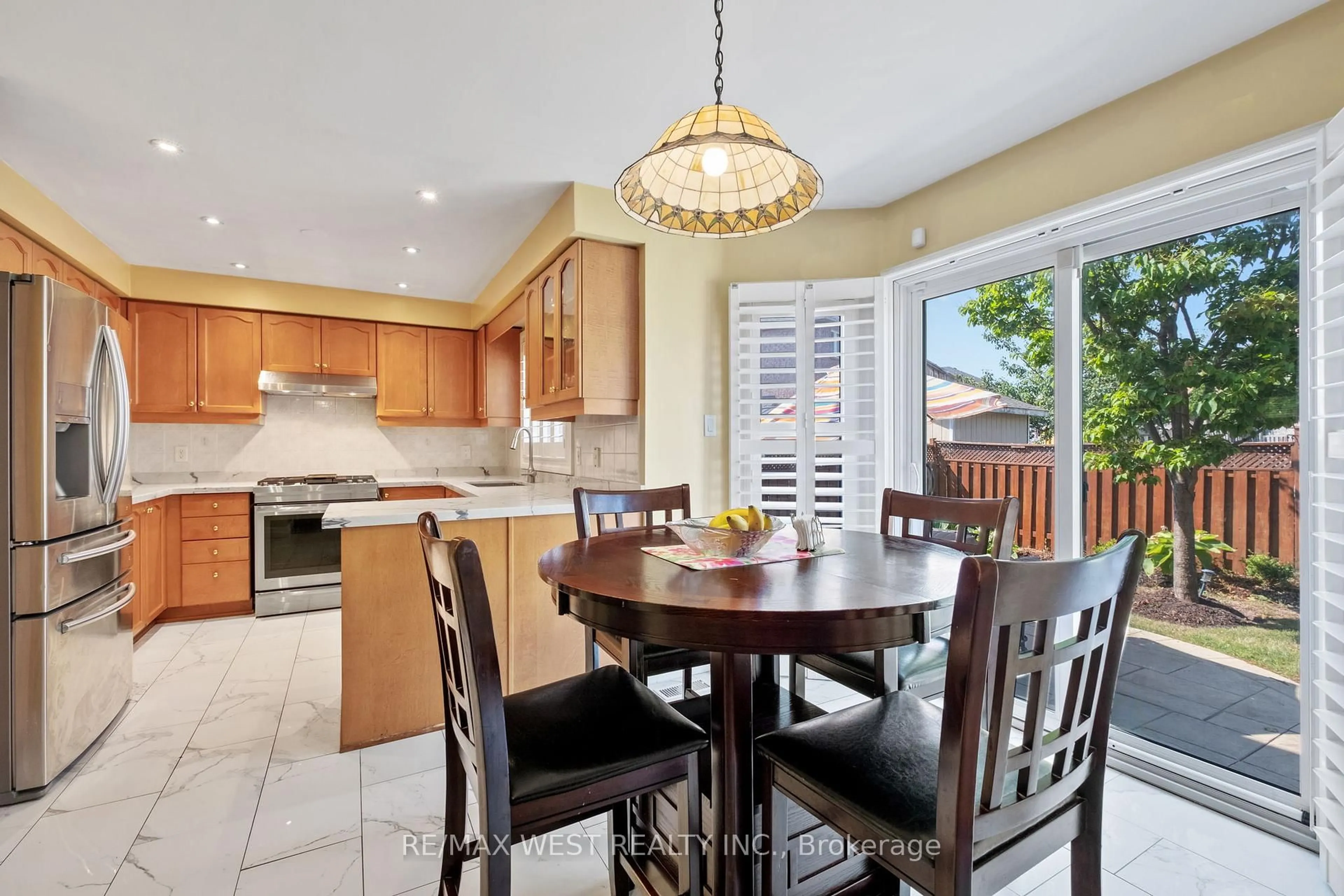 Open concept kitchen, ceramic/tile floor for 6 Wintercress Circ, Brampton Ontario L6R 2K2