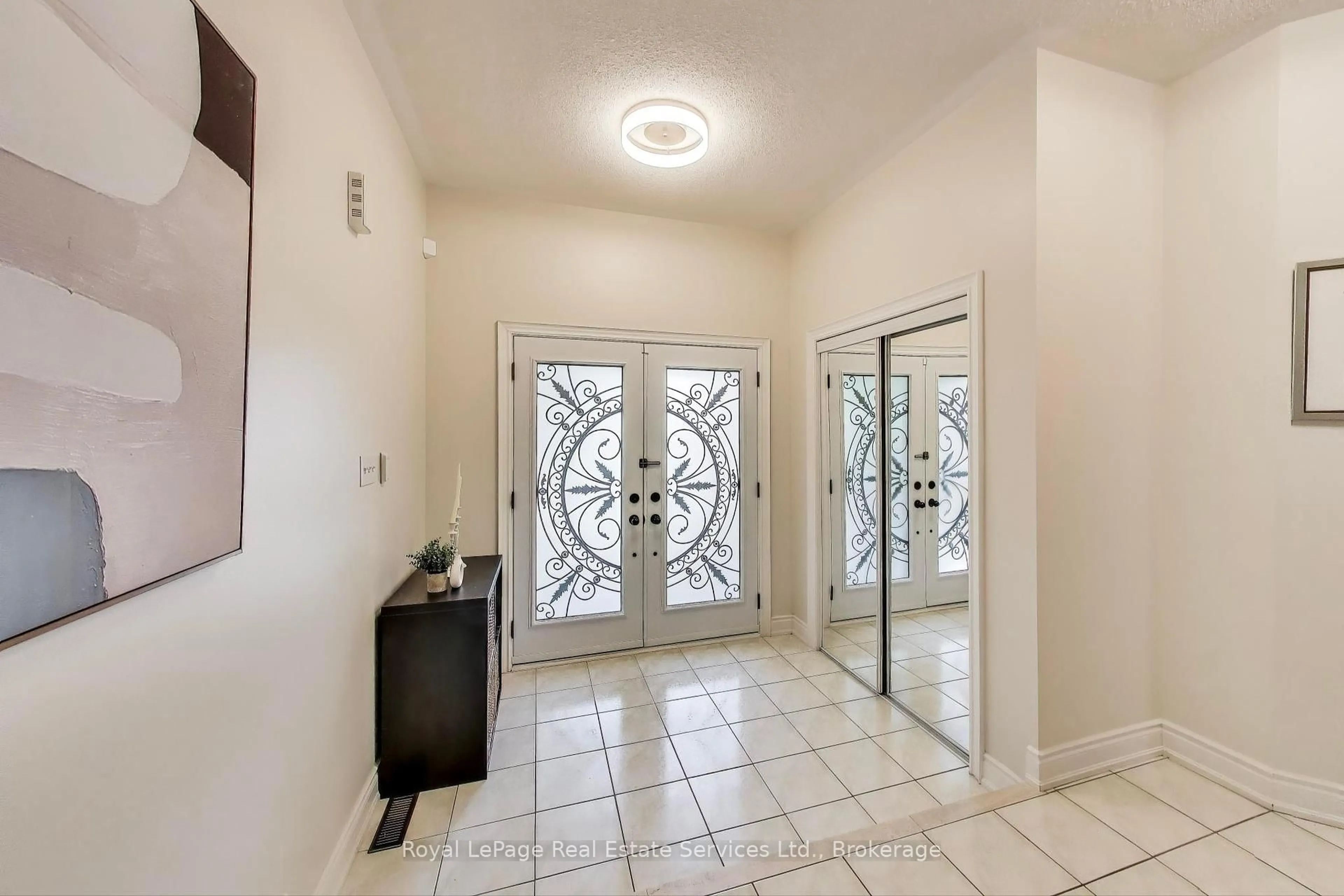 Indoor entryway for 2253 Glenfield Rd, Oakville Ontario L6M 3S7
