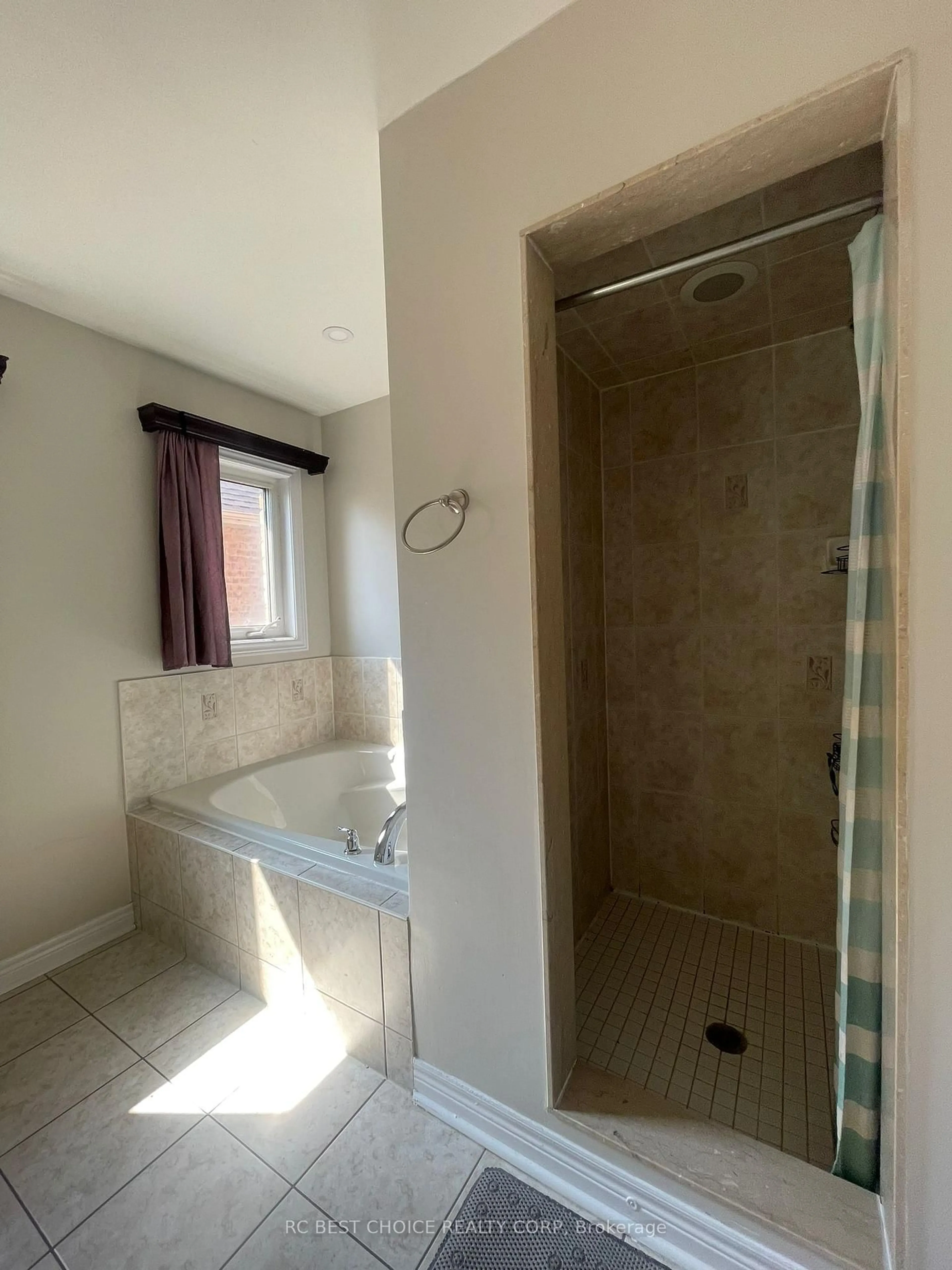 Standard bathroom, unknown for 54 CLEARFIELD Dr, Brampton Ontario L6P 3J5