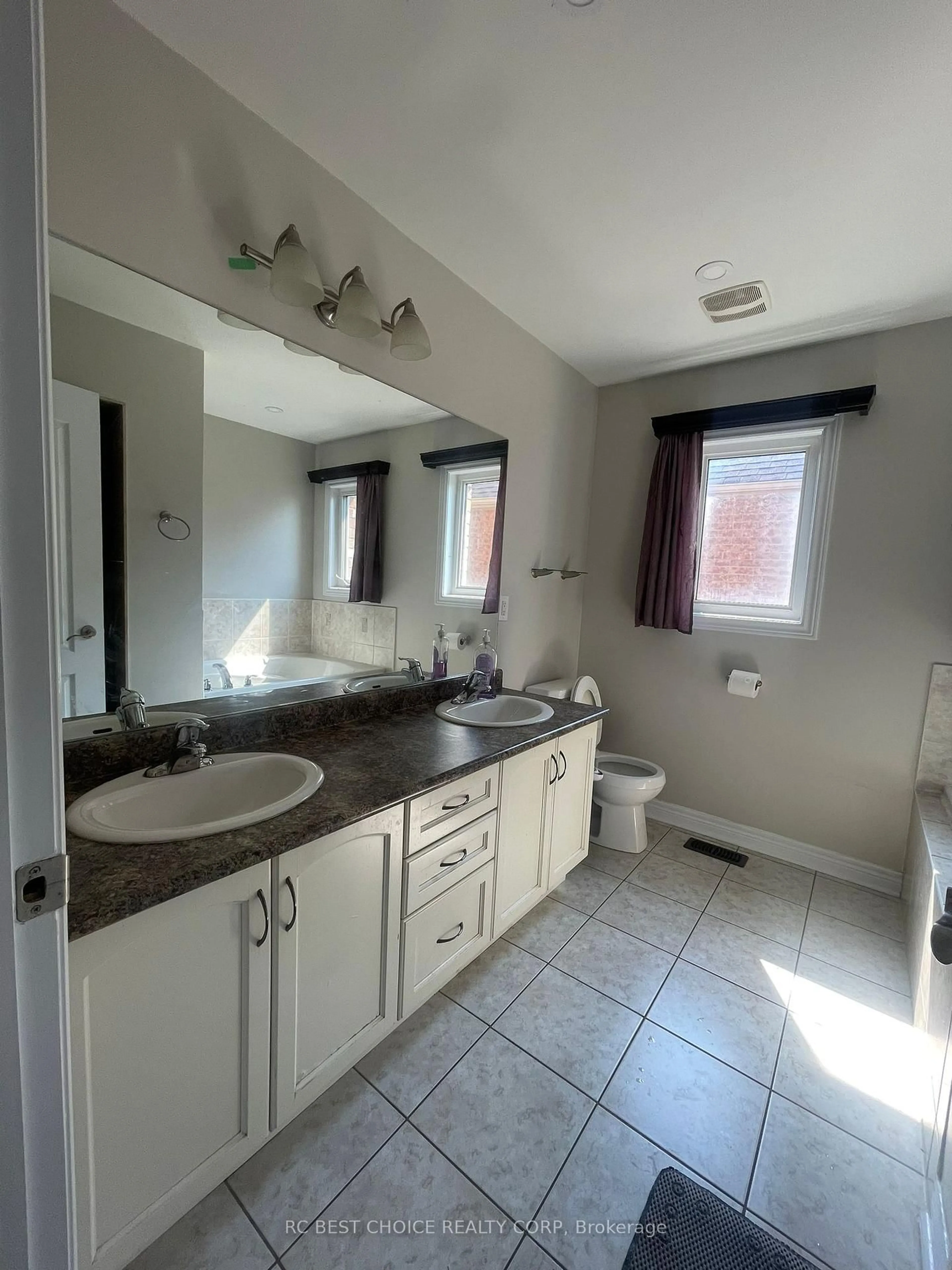 Standard bathroom, ceramic/tile floor for 54 CLEARFIELD Dr, Brampton Ontario L6P 3J5