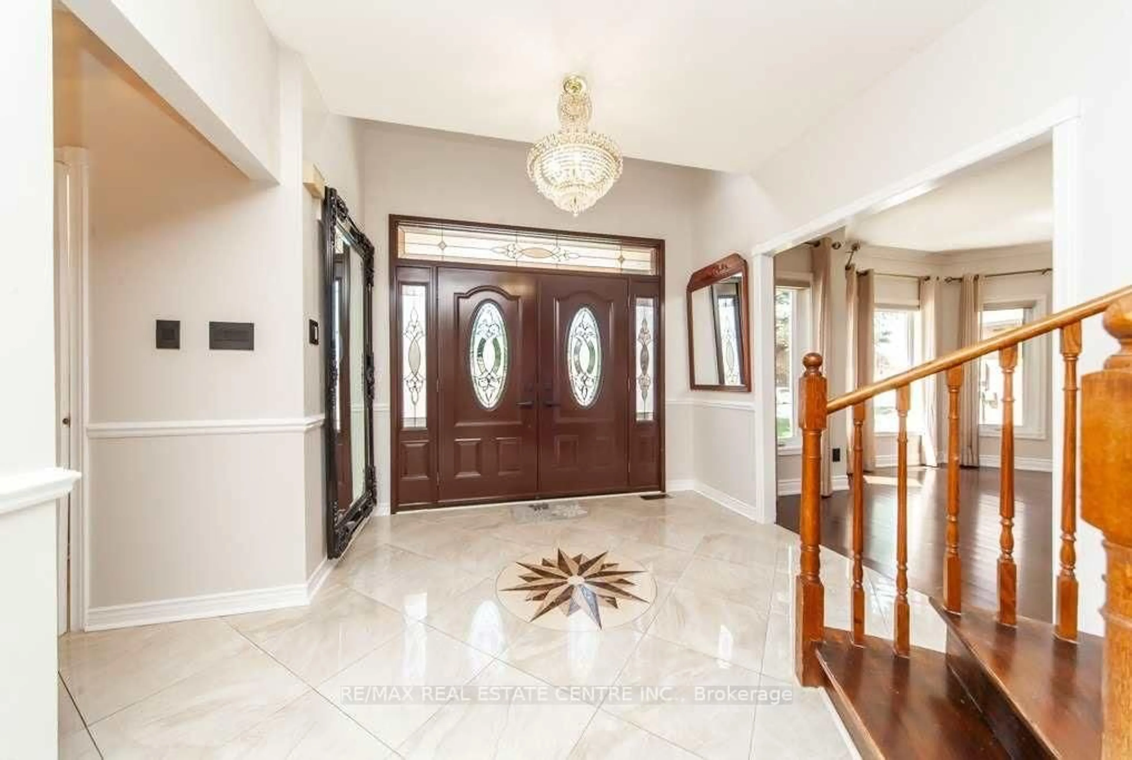 Indoor foyer for 1714 Covington Terr, Mississauga Ontario L5M 3M4
