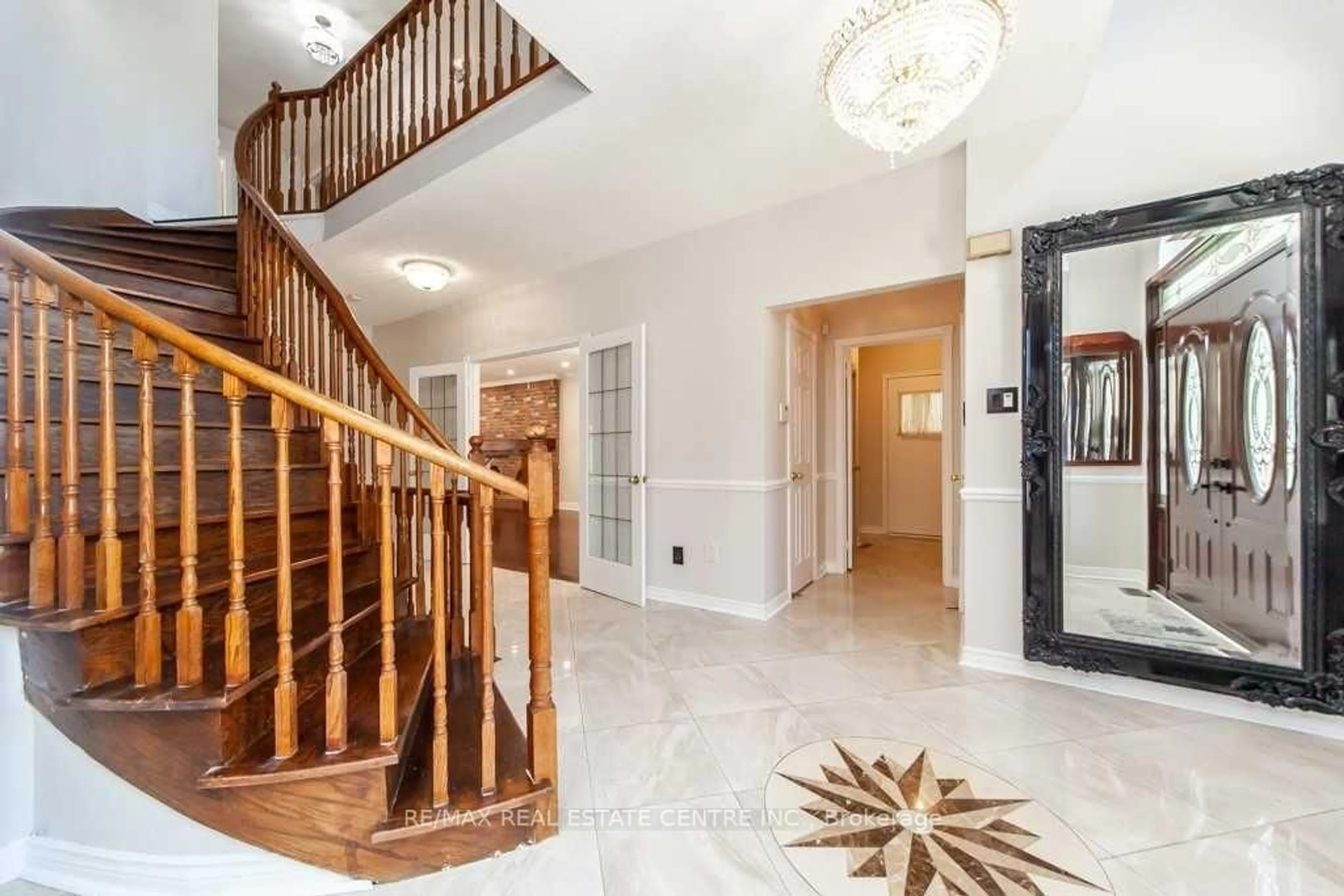 Indoor foyer for 1714 Covington Terr, Mississauga Ontario L5M 3M4