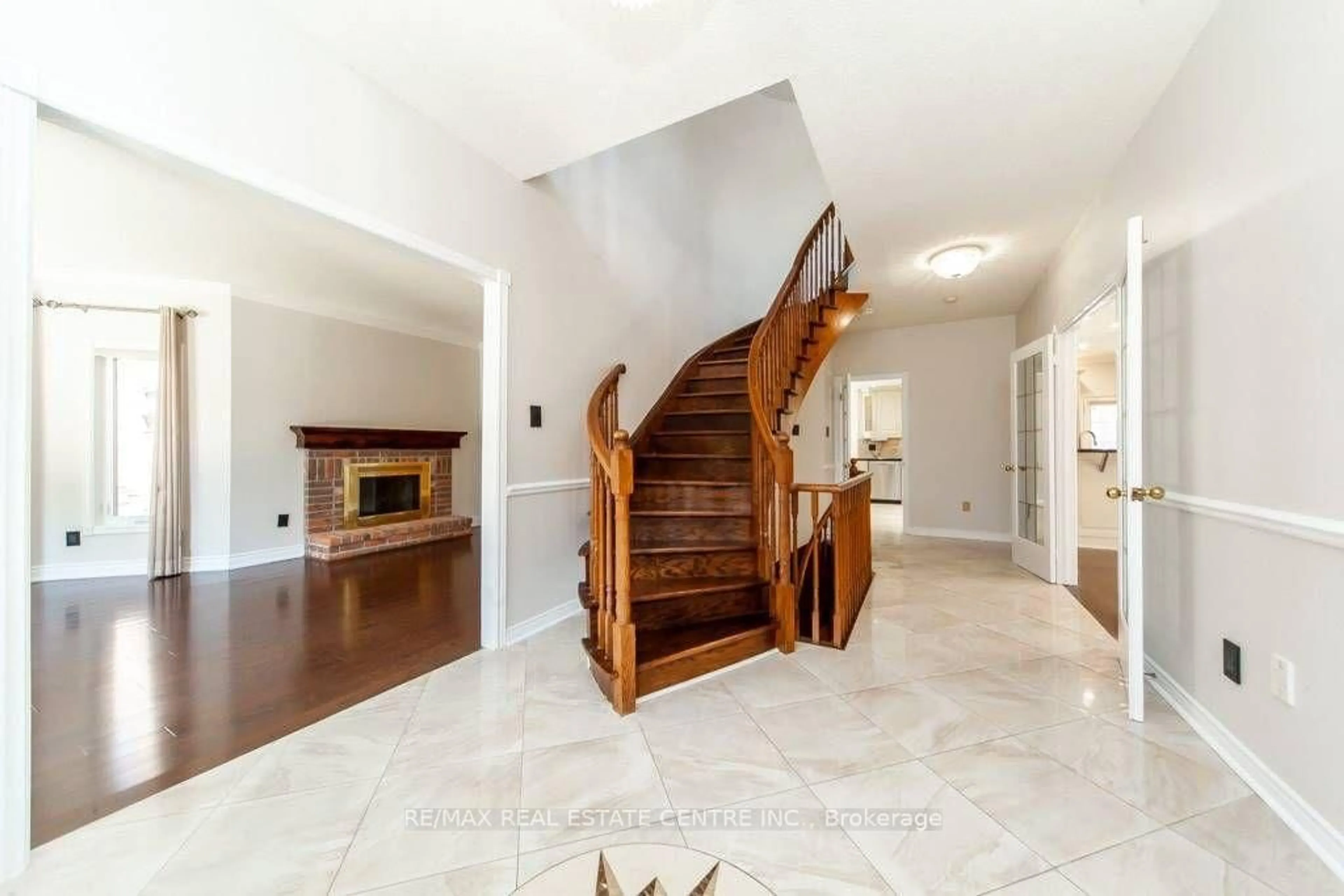 Indoor foyer for 1714 Covington Terr, Mississauga Ontario L5M 3M4