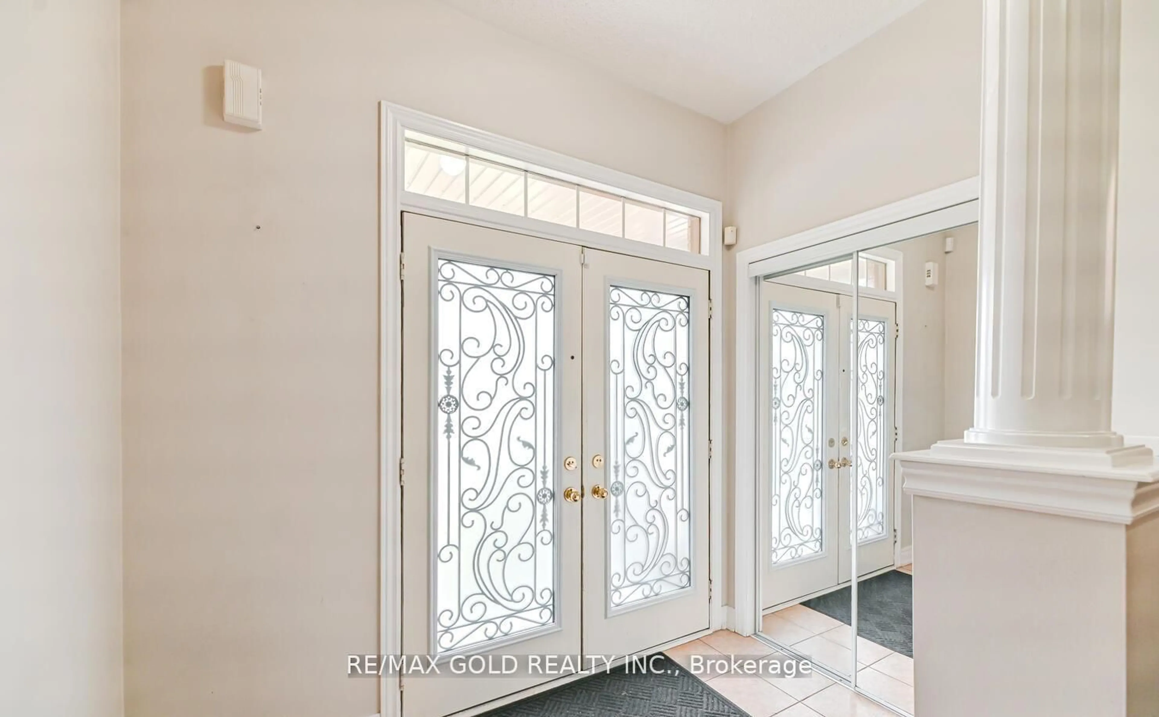 Indoor entryway for 54 Gamson Cres, Brampton Ontario L6R 0V6