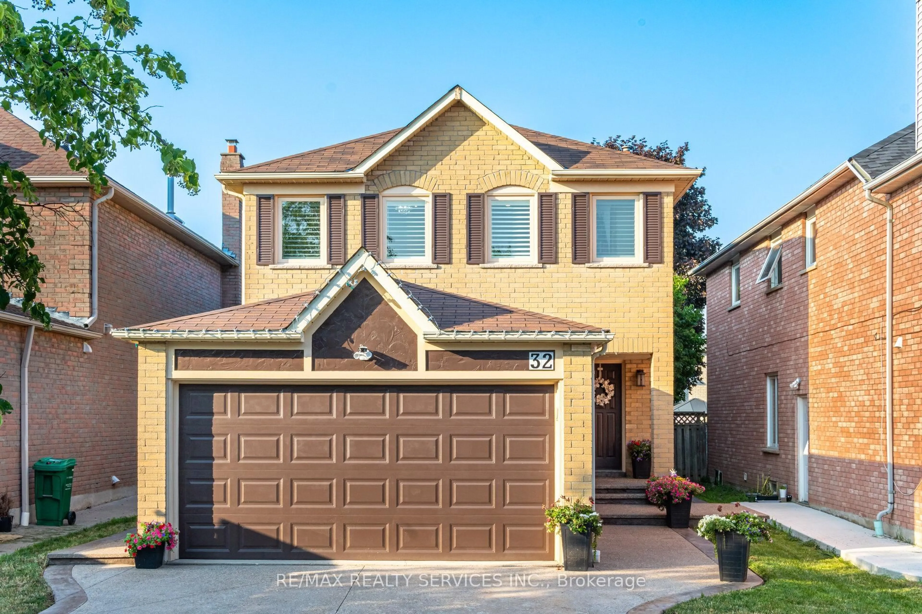 Home with brick exterior material, street for 32 Niles Crt, Brampton Ontario L6S 5T5