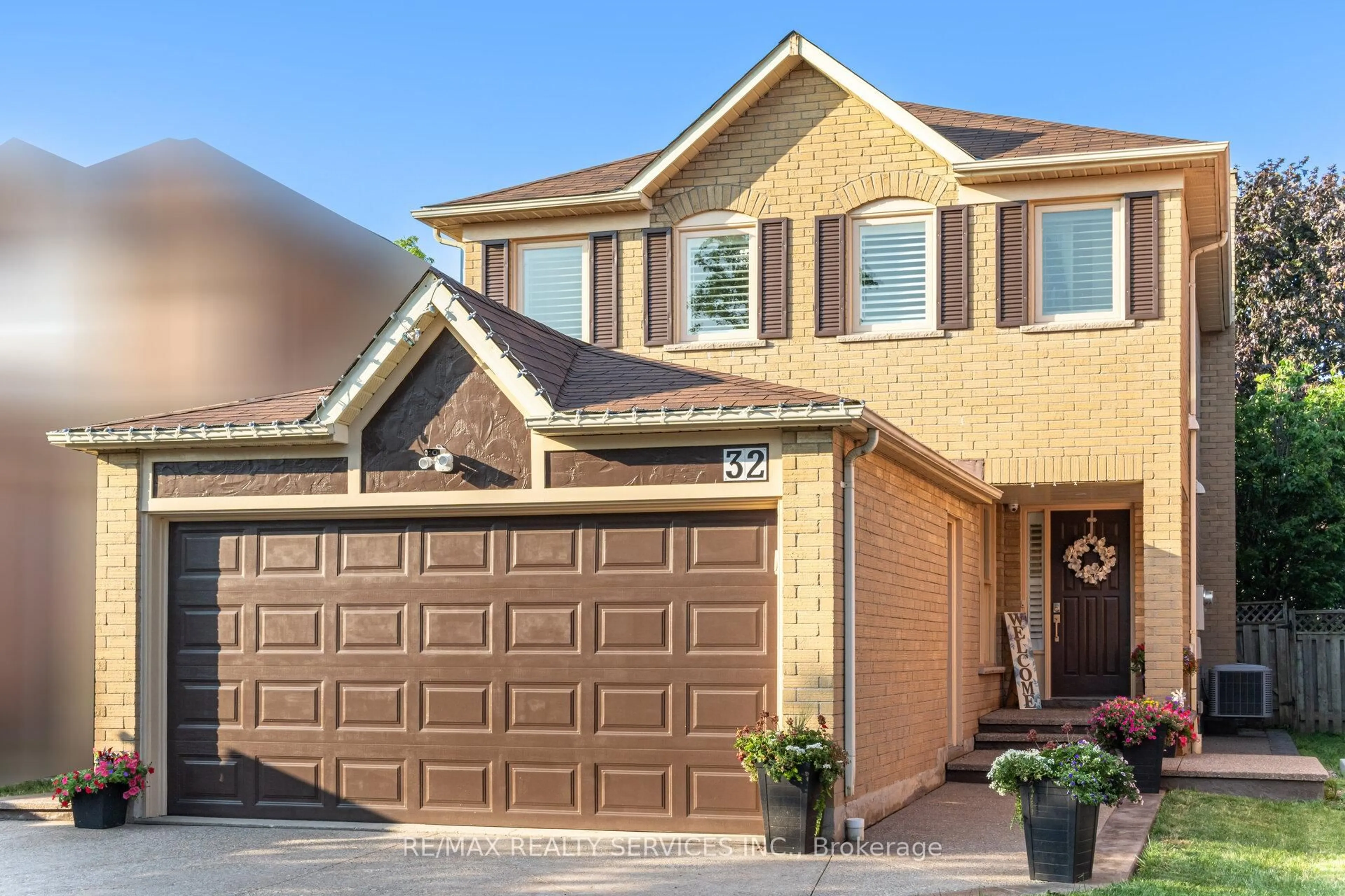 Home with brick exterior material, street for 32 Niles Crt, Brampton Ontario L6S 5T5