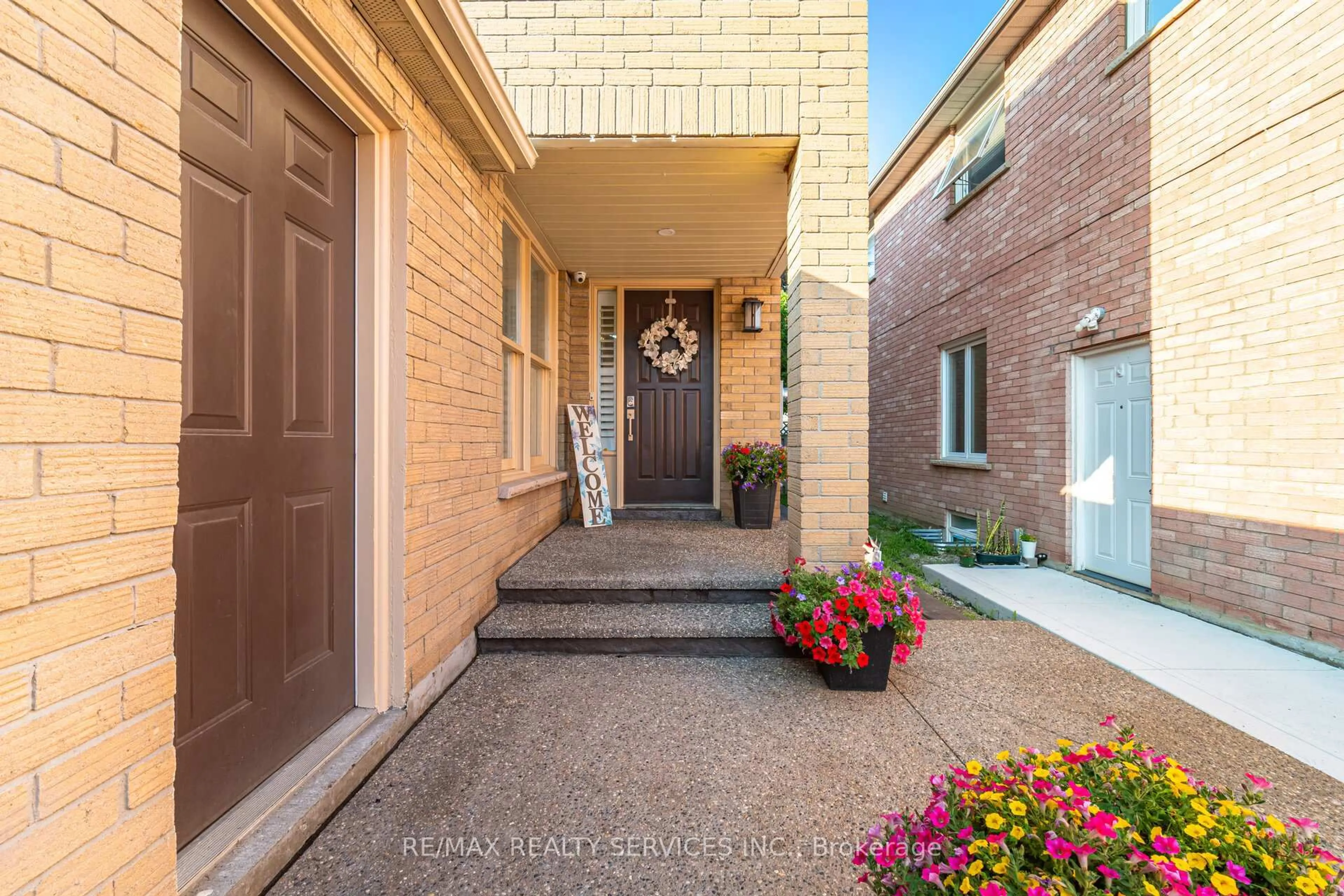 Unknown for 32 Niles Crt, Brampton Ontario L6S 5T5