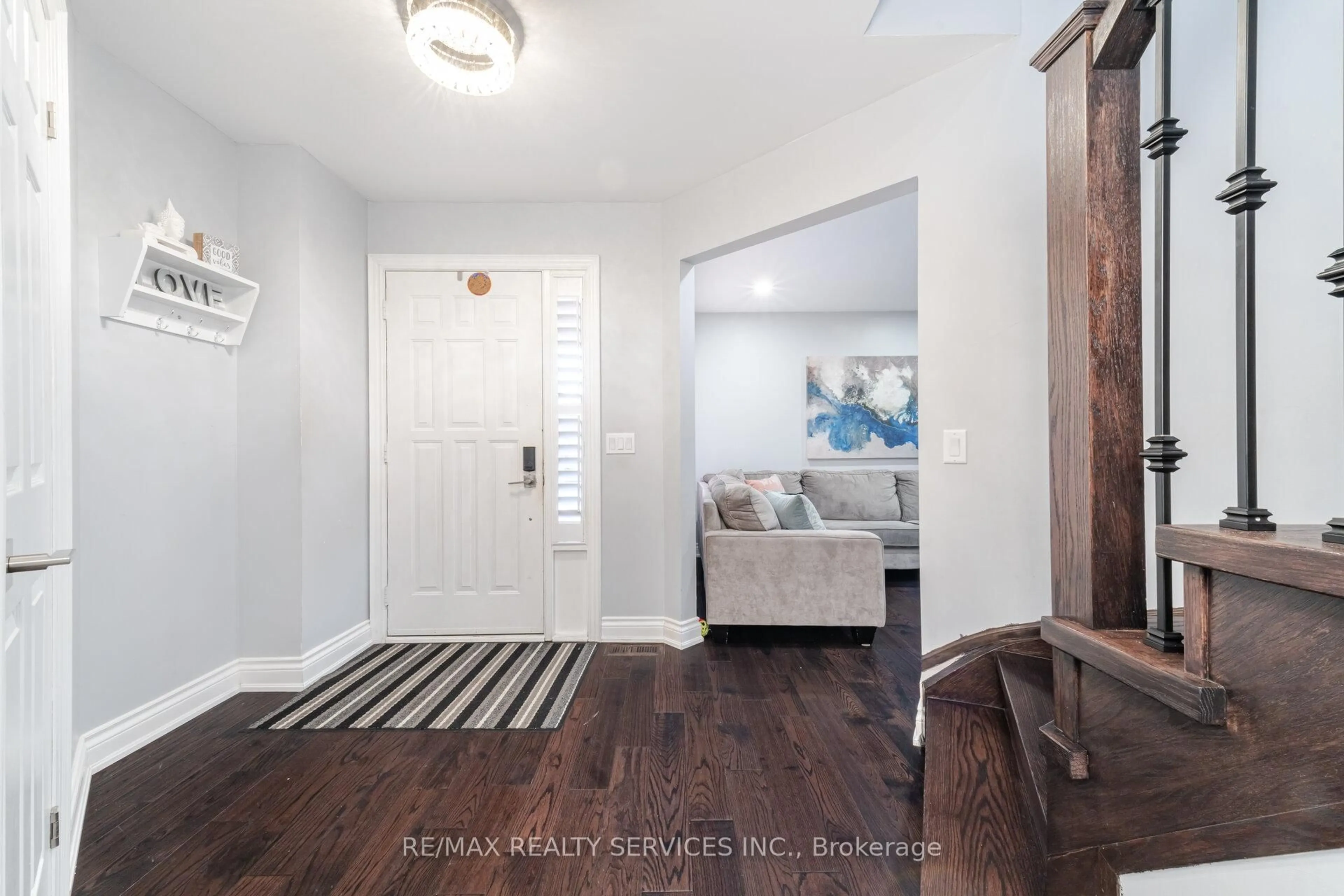 Indoor entryway for 32 Niles Crt, Brampton Ontario L6S 5T5