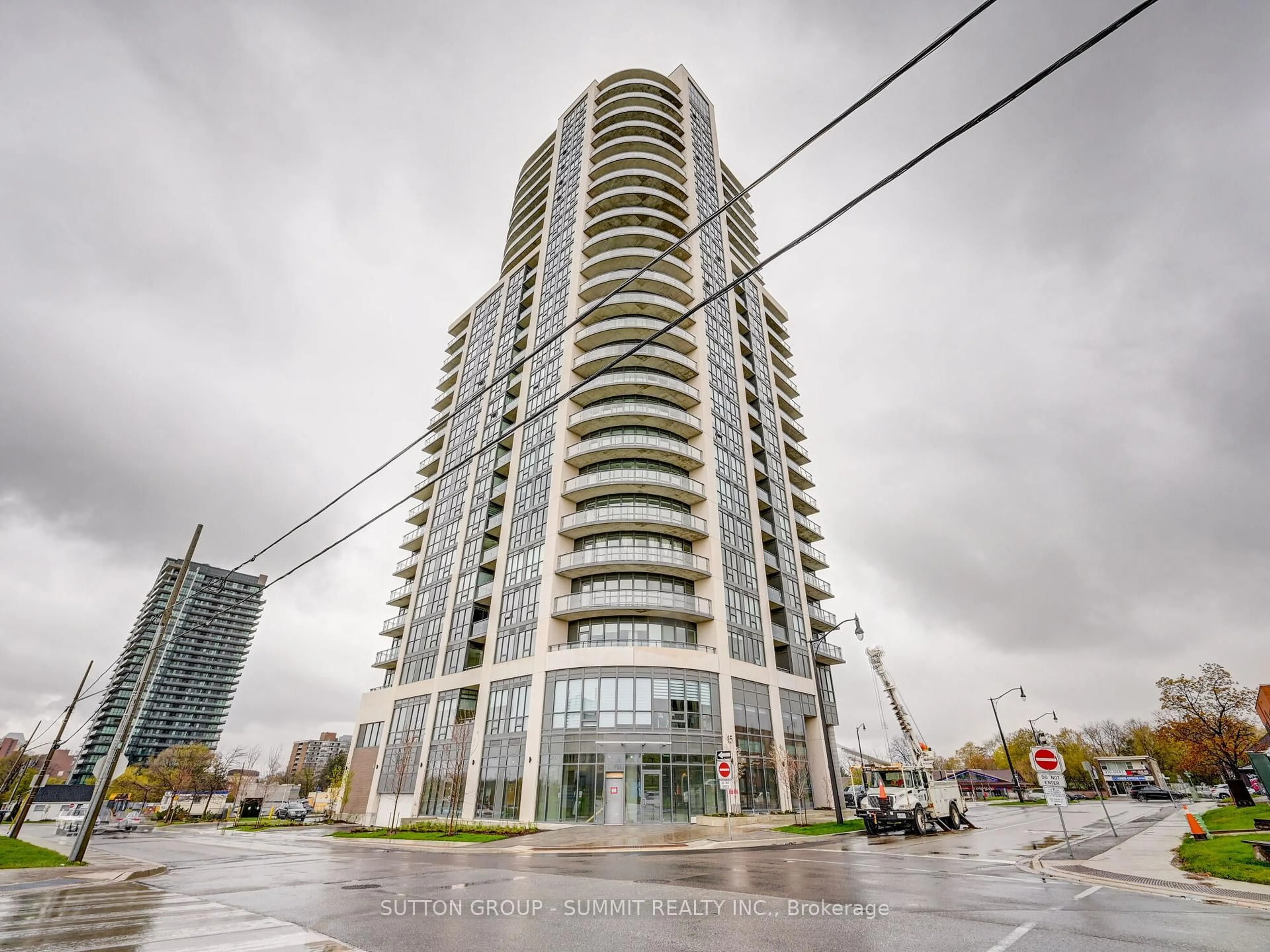 Indoor foyer for 15 Lynch St #605, Brampton Ontario L6W 0C7