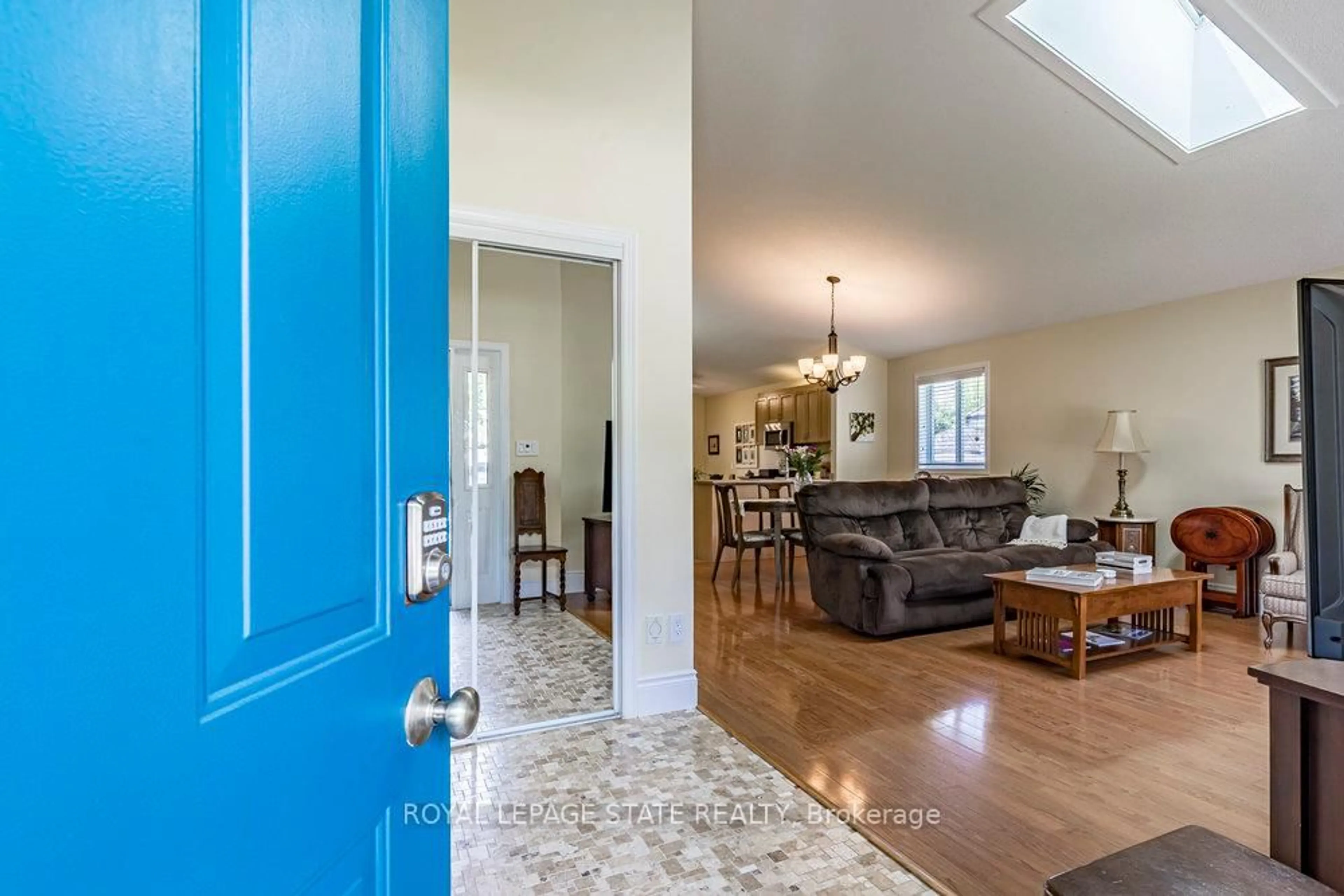 Indoor entryway for 1510 Norwood Ave, Burlington Ontario L7T 1V8
