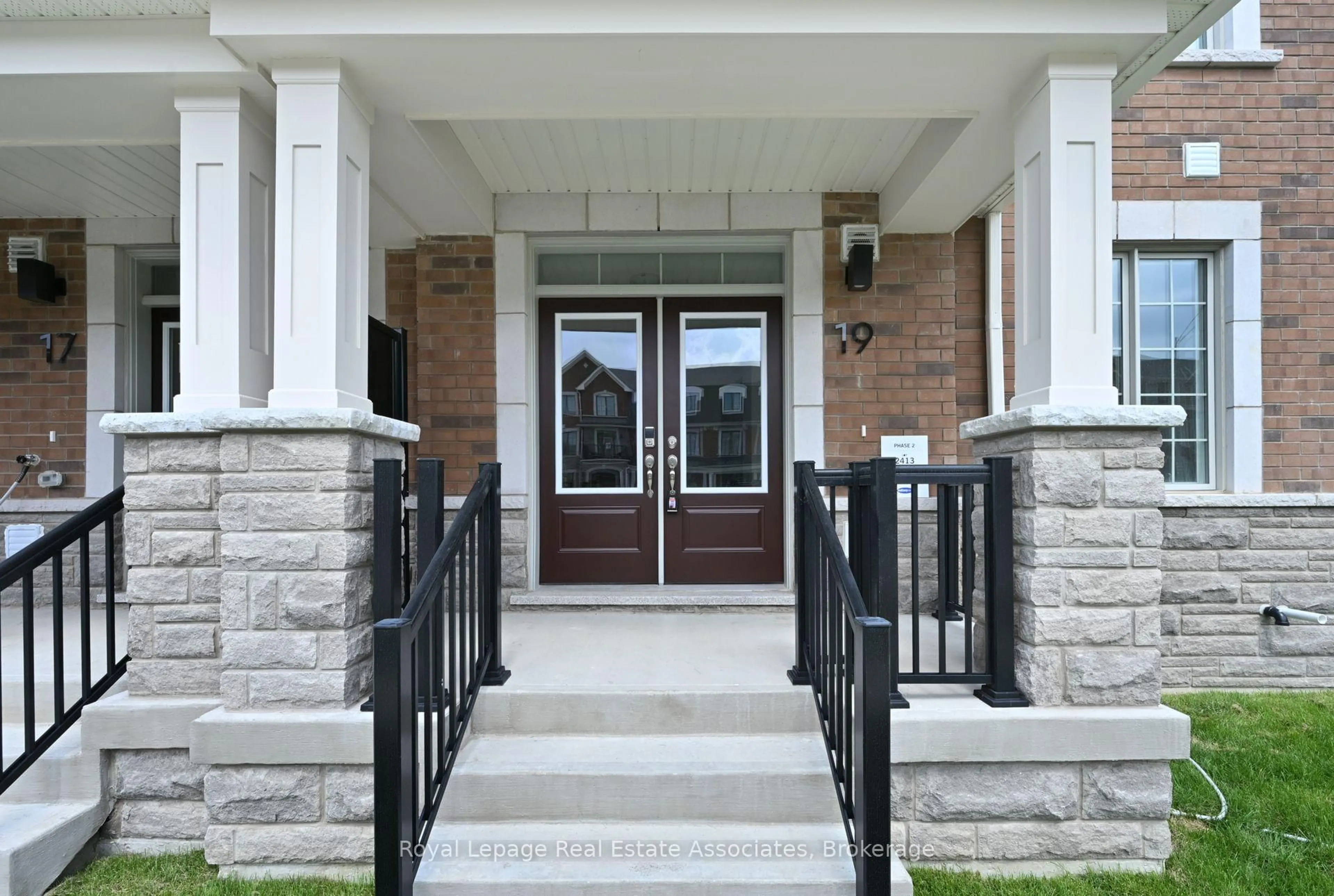 Indoor entryway for 19 Cullingtree Pl, Caledon Ontario L7C 4N7
