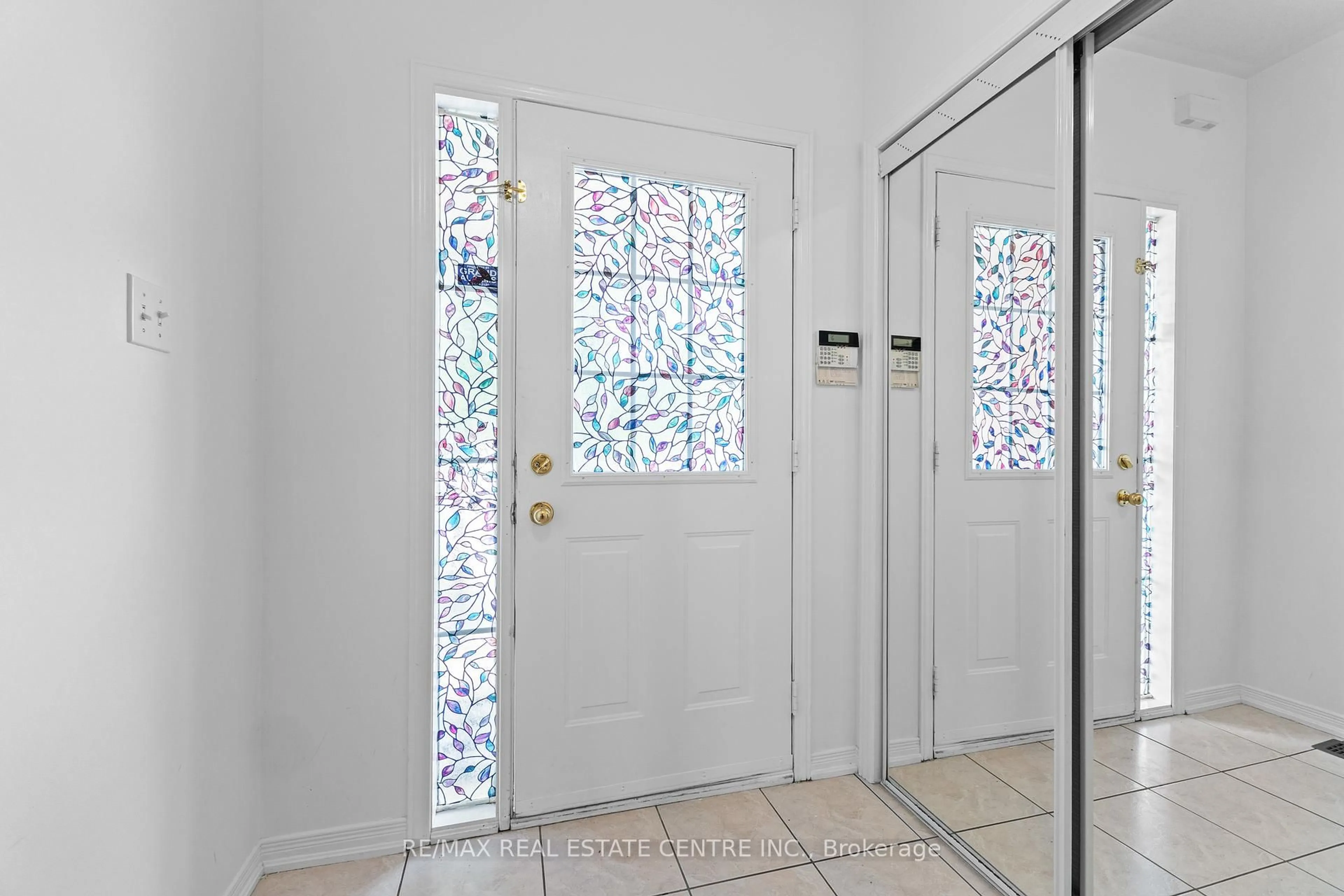 Indoor entryway for 165 Zia Dodda Cres, Brampton Ontario L6P 1T2