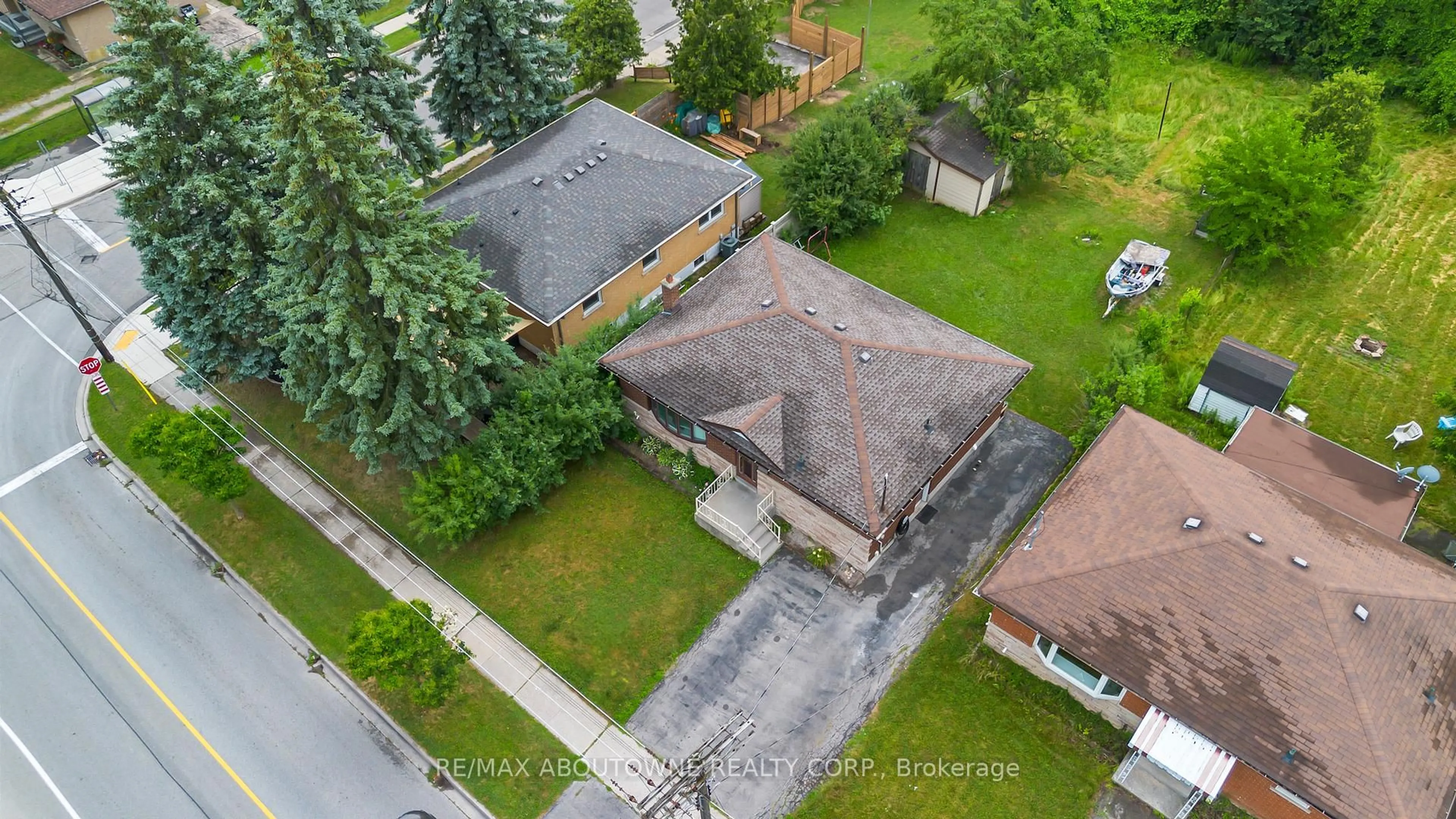 A pic from outside/outdoor area/front of a property/back of a property/a pic from drone, street for 1314 Fisher Ave, Burlington Ontario L7P 2L6