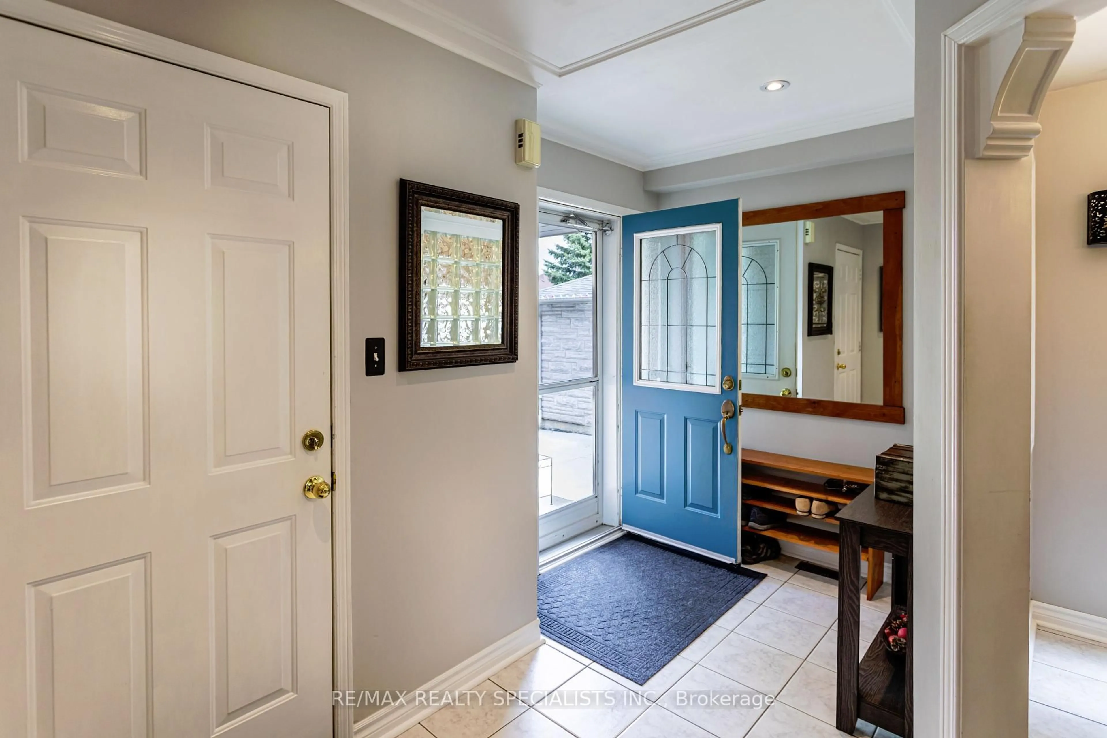 Indoor entryway for 6408 Hampden Woods Rd, Mississauga Ontario L5N 7V3