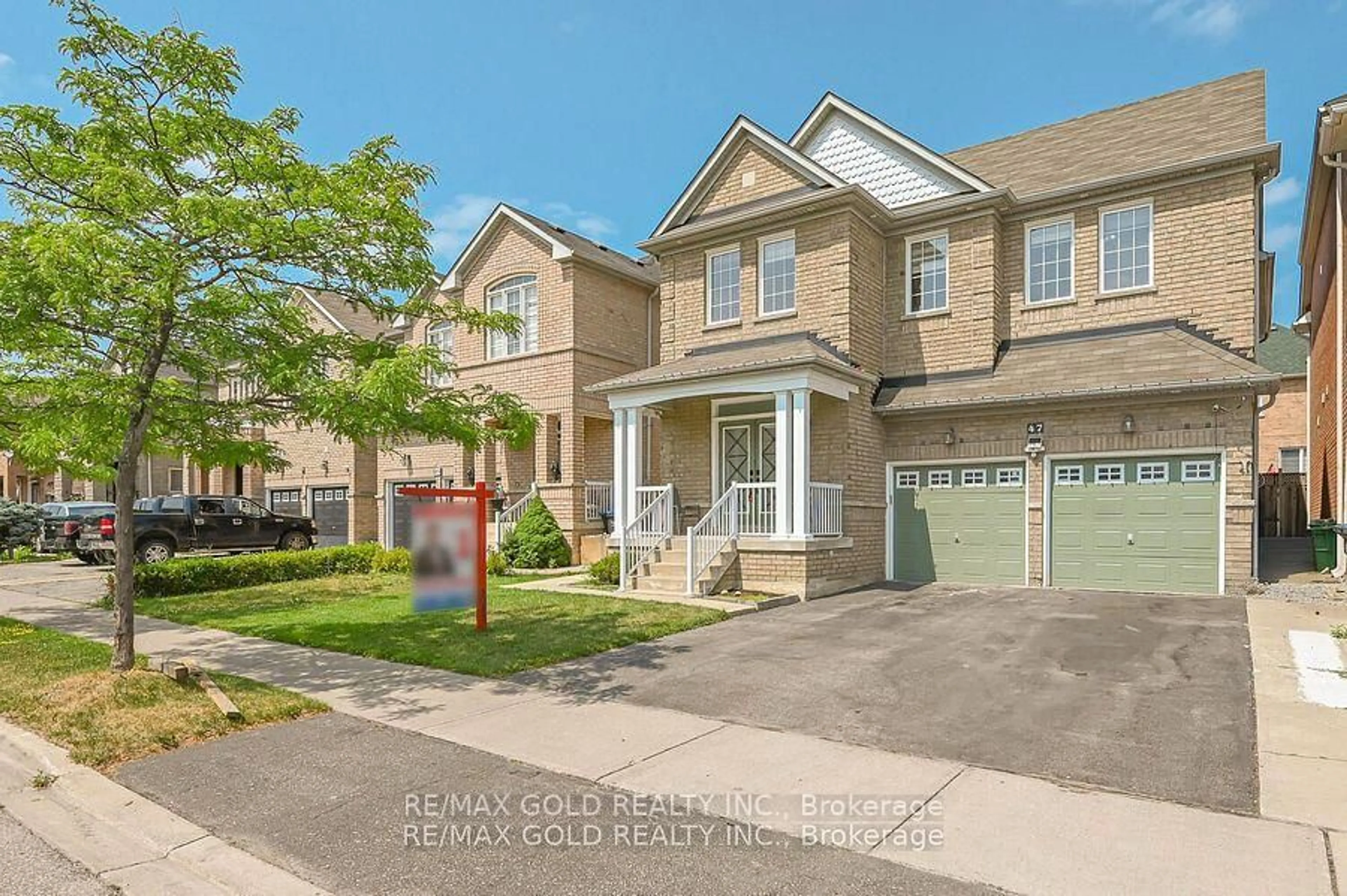 A pic from outside/outdoor area/front of a property/back of a property/a pic from drone, street for 47 Niceview Dr, Brampton Ontario L6R 0M9