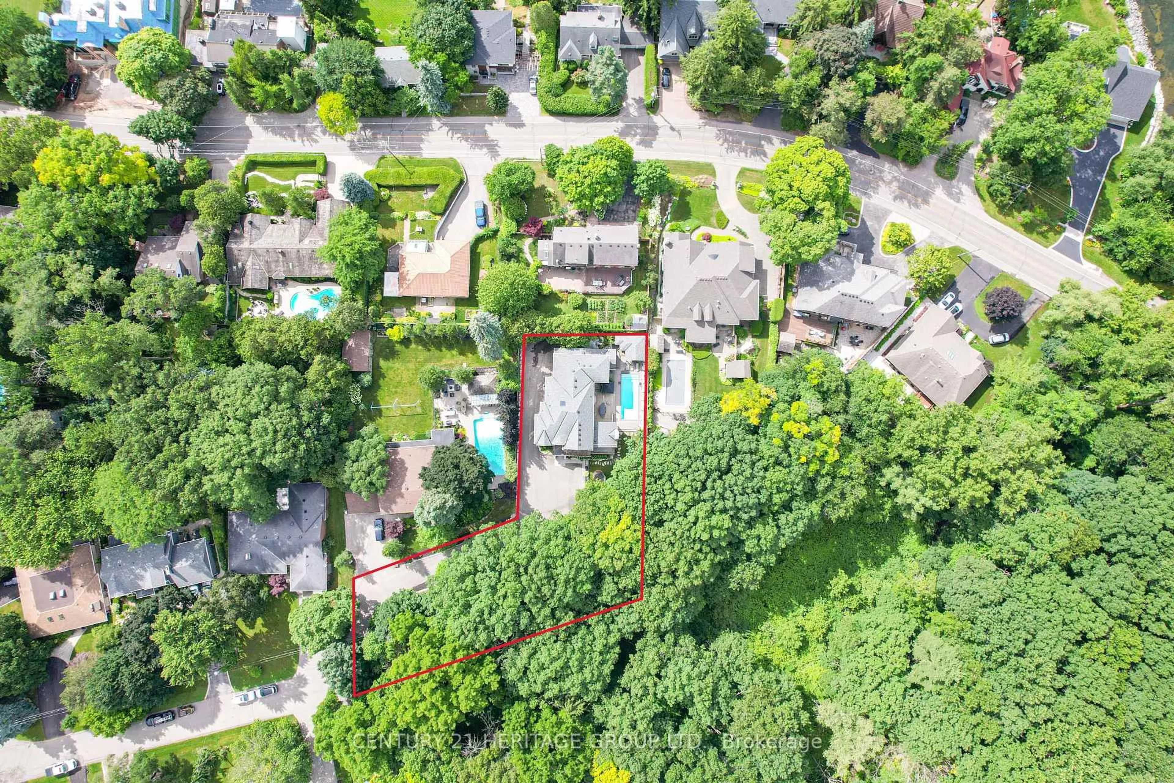 A pic from outside/outdoor area/front of a property/back of a property/a pic from drone, street for 298 Shoreview Rd, Burlington Ontario L7T 2N4