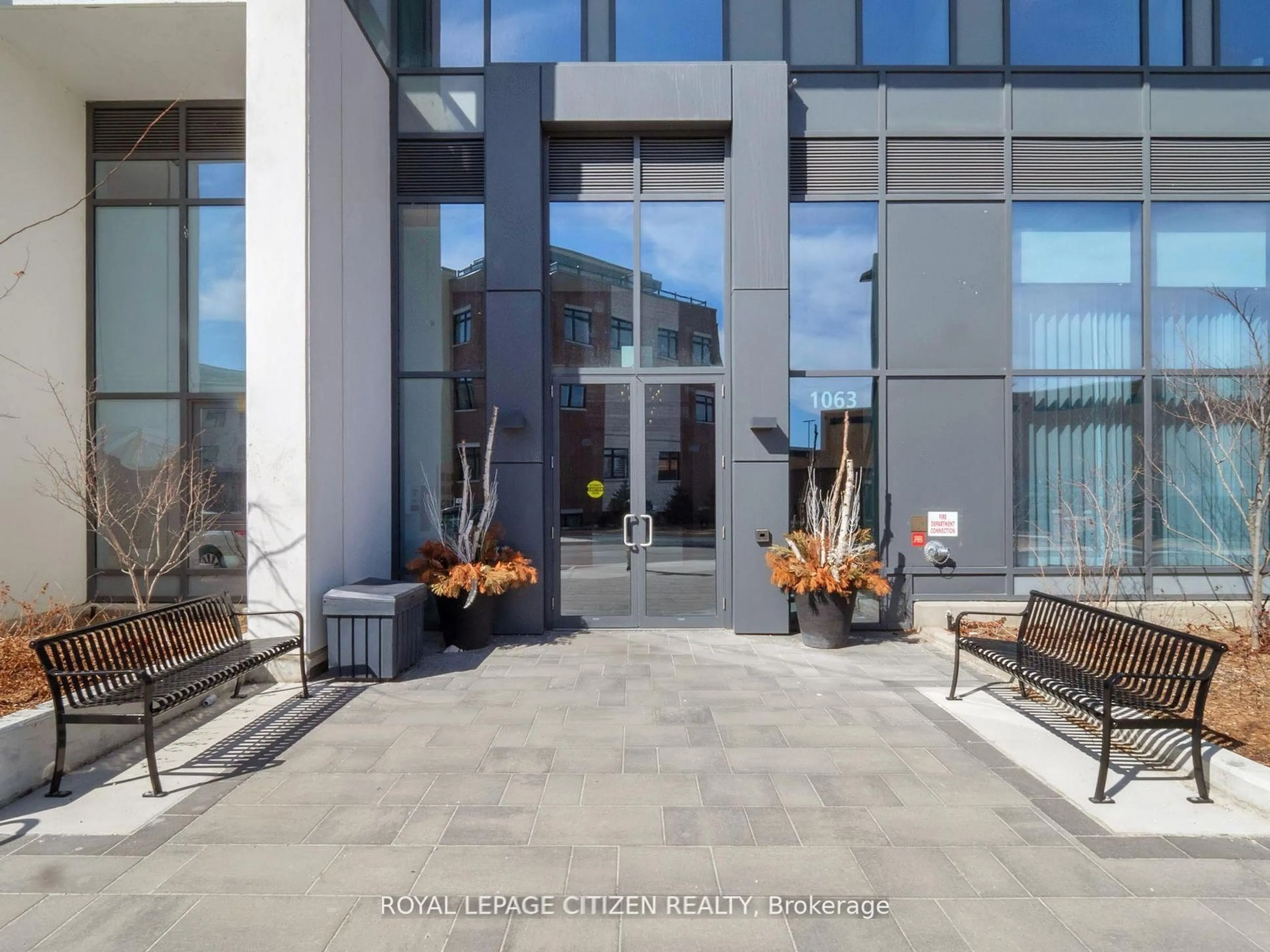 Indoor foyer for 1063 Douglas McCurdy Comm #907, Mississauga Ontario L5G 0C5