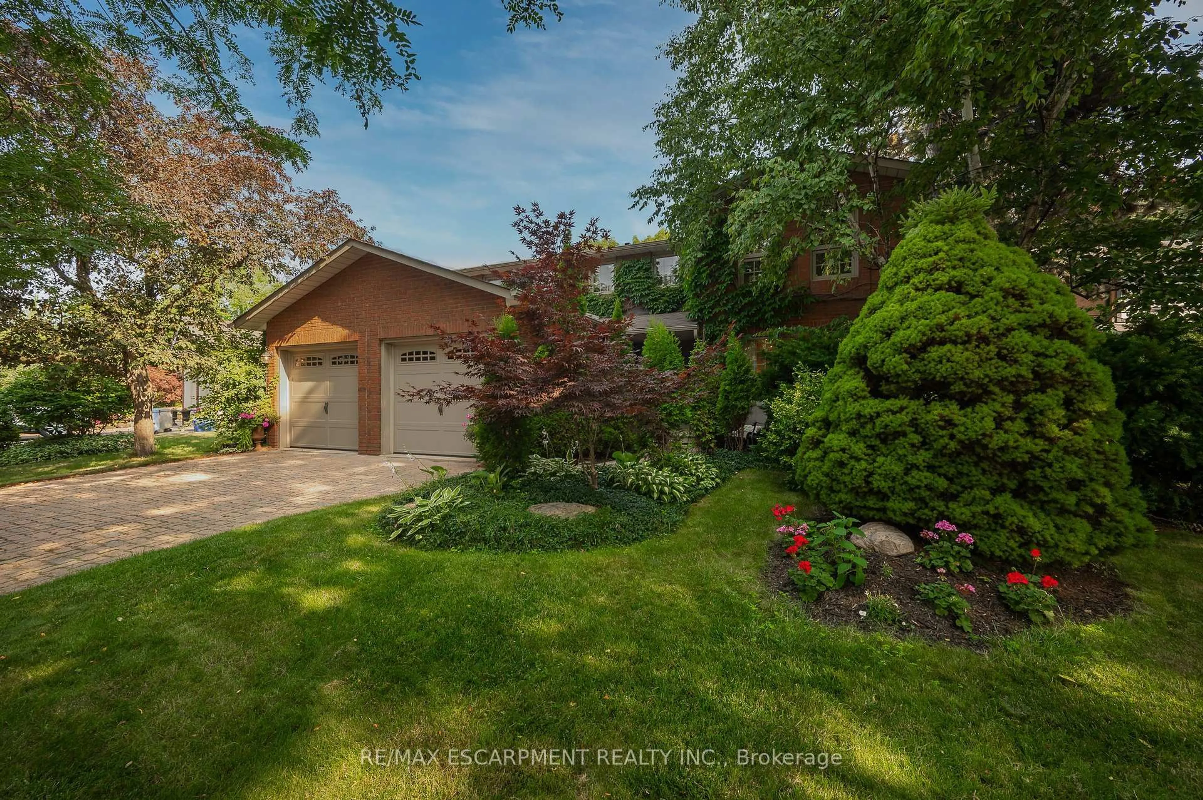 A pic from outside/outdoor area/front of a property/back of a property/a pic from drone, street for 1355 Edgeware Rd, Oakville Ontario L6H 3C6