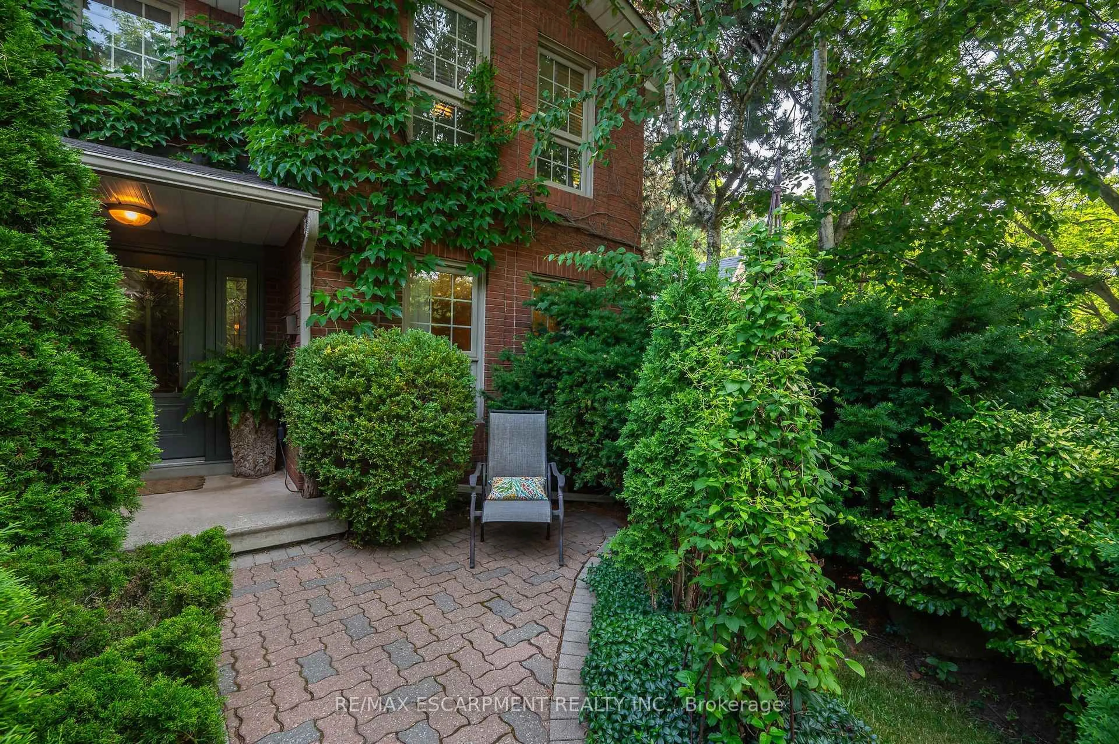 Patio, street for 1355 Edgeware Rd, Oakville Ontario L6H 3C6