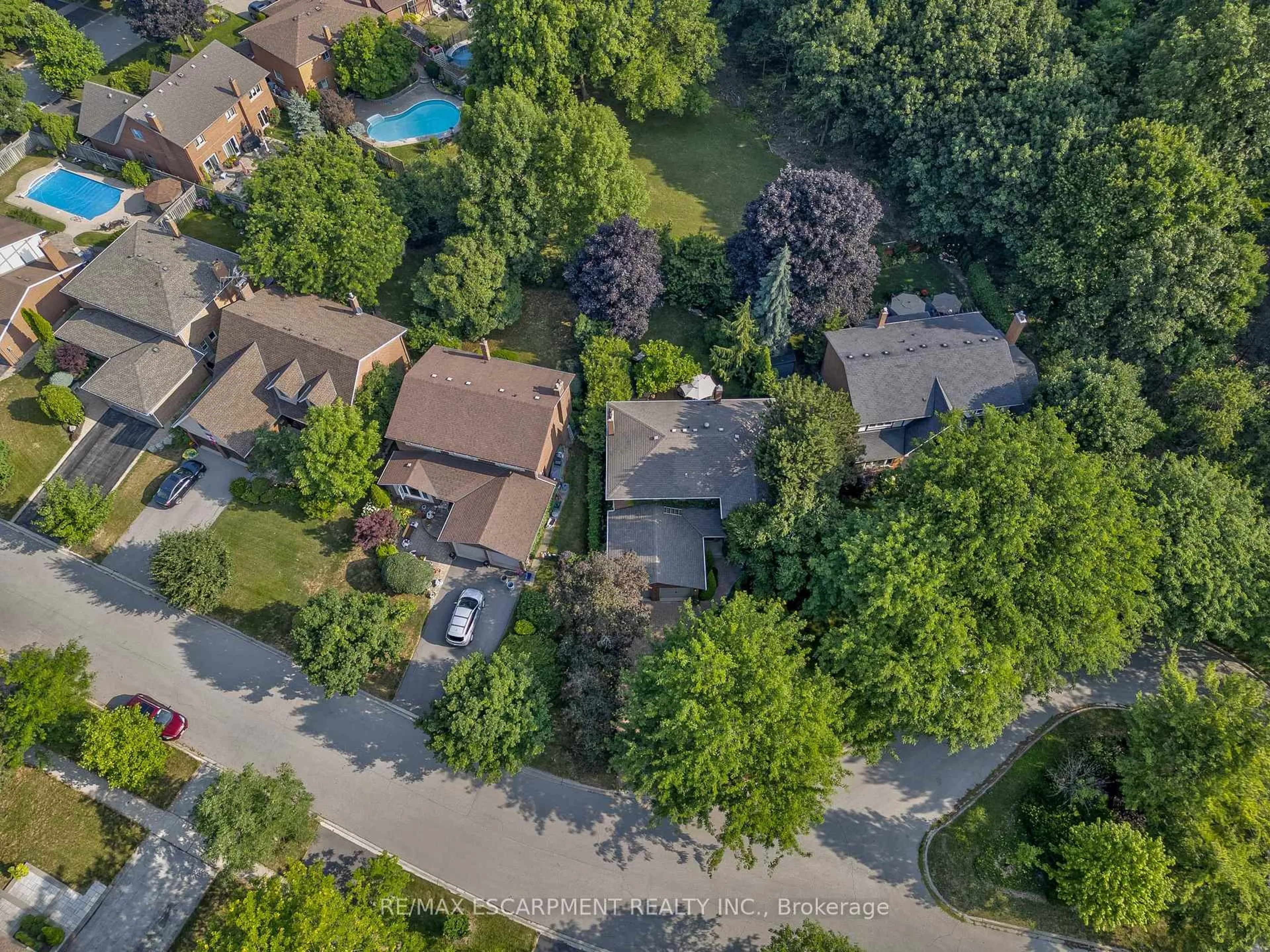 A pic from outside/outdoor area/front of a property/back of a property/a pic from drone, street for 1355 Edgeware Rd, Oakville Ontario L6H 3C6