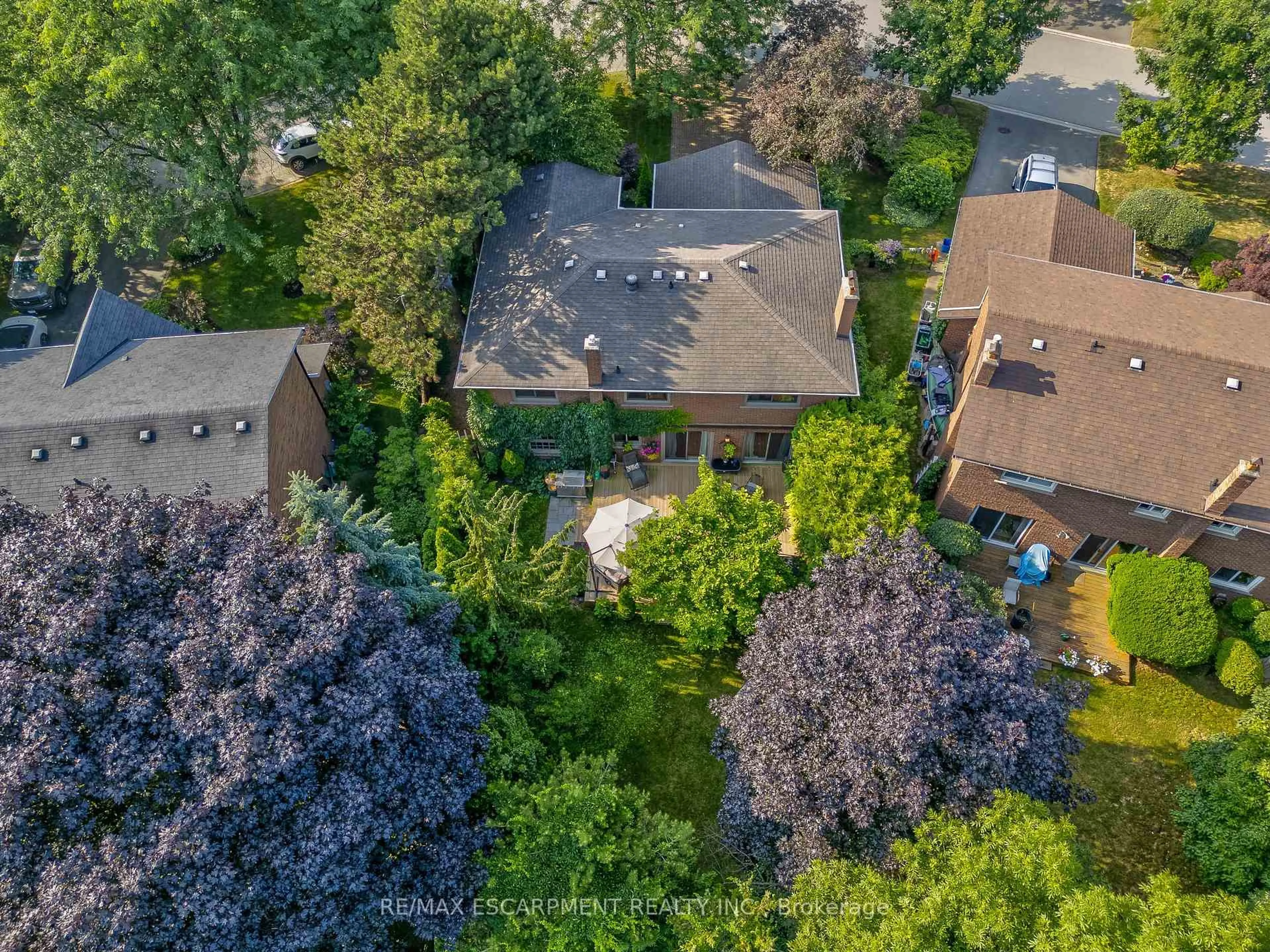 A pic from outside/outdoor area/front of a property/back of a property/a pic from drone, street for 1355 Edgeware Rd, Oakville Ontario L6H 3C6