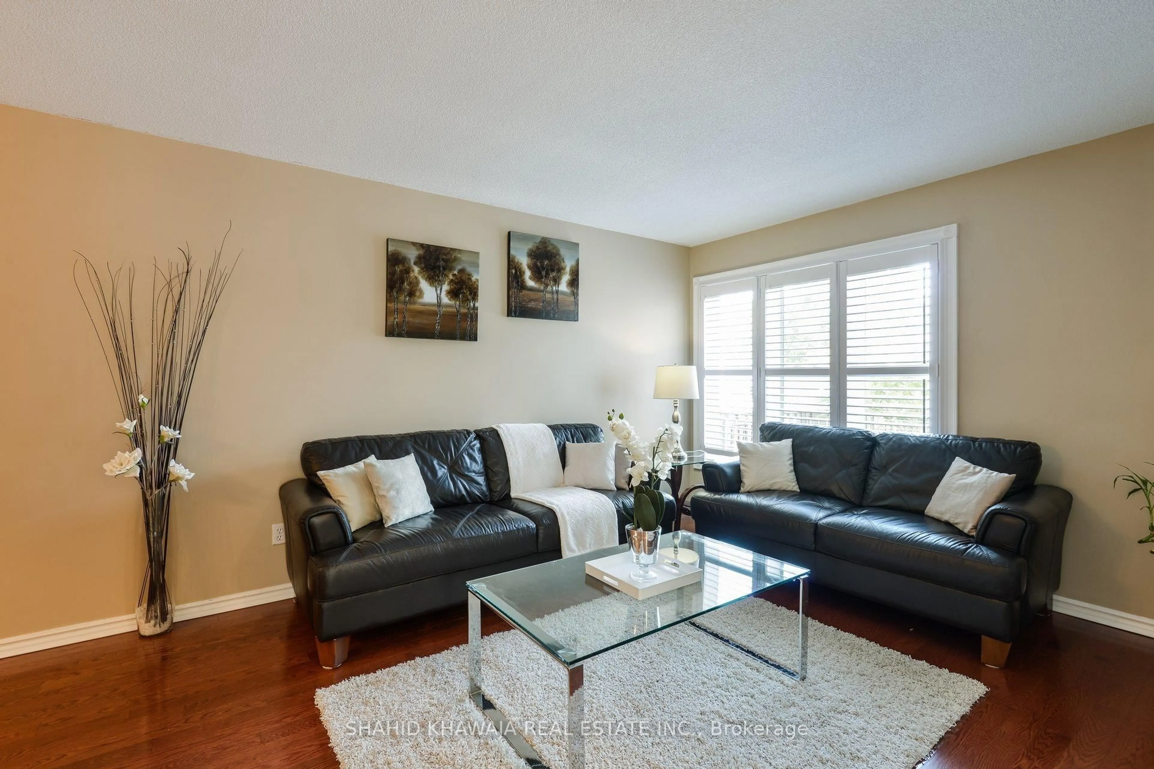 Living room with furniture, wood/laminate floor for 5623 Cortina Cres, Mississauga Ontario L4Z 3R3