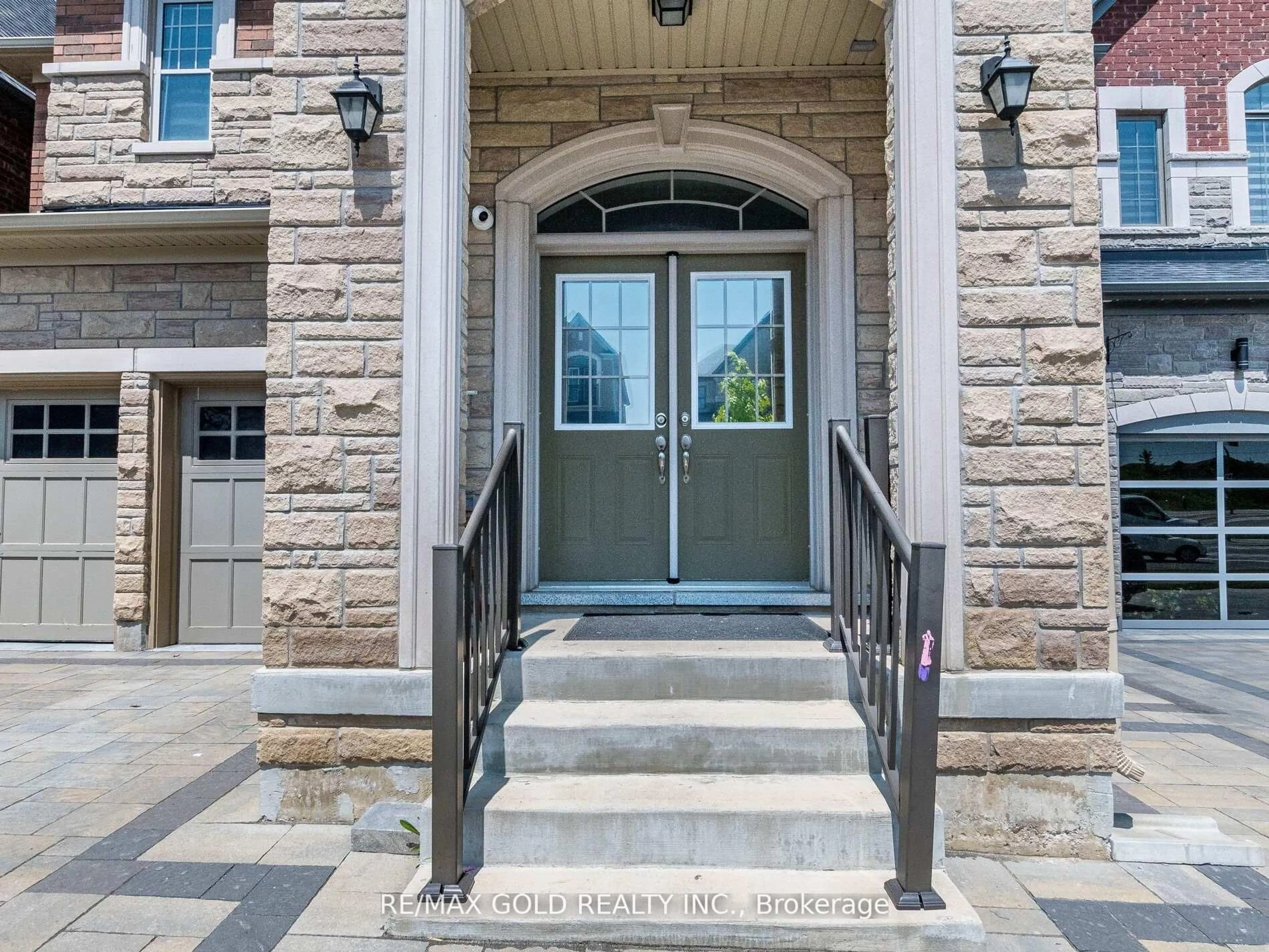 Indoor entryway for 4 Wainwright Dr, Brampton Ontario L7A 0C7