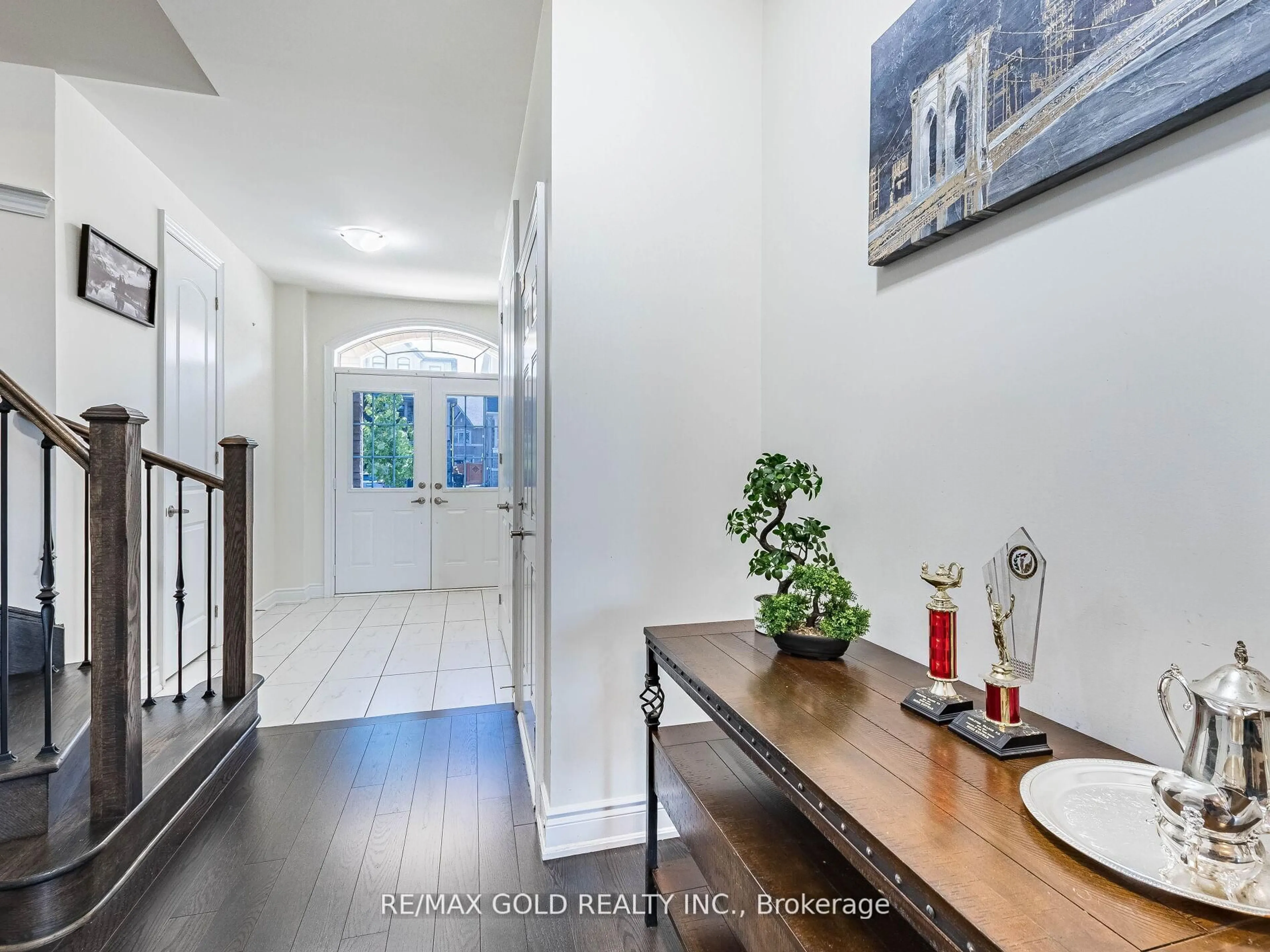 Indoor entryway for 4 Wainwright Dr, Brampton Ontario L7A 0C7