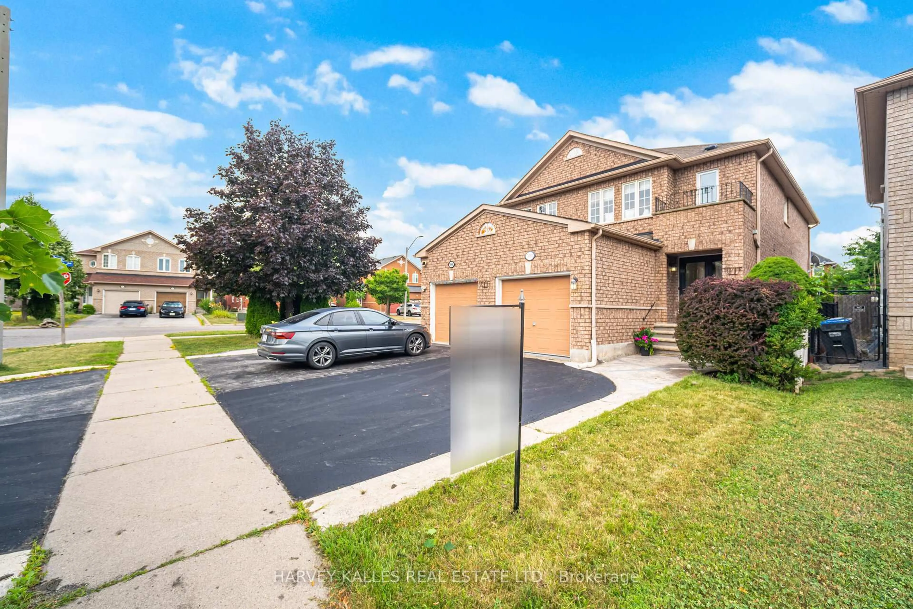 A pic from outside/outdoor area/front of a property/back of a property/a pic from drone, street for 7693 Doverwood Dr, Mississauga Ontario L5N 8J1